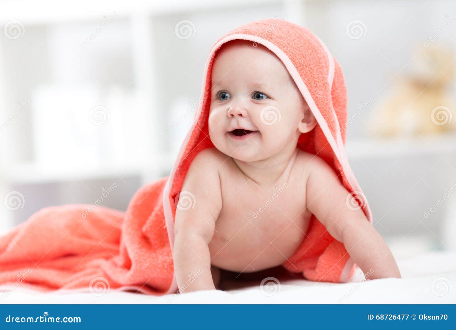 Bebe De Sourire Apres Douche Ou Bain Avec La Serviette Sur La Tete Image Stock Image Du Hygiene Cheri