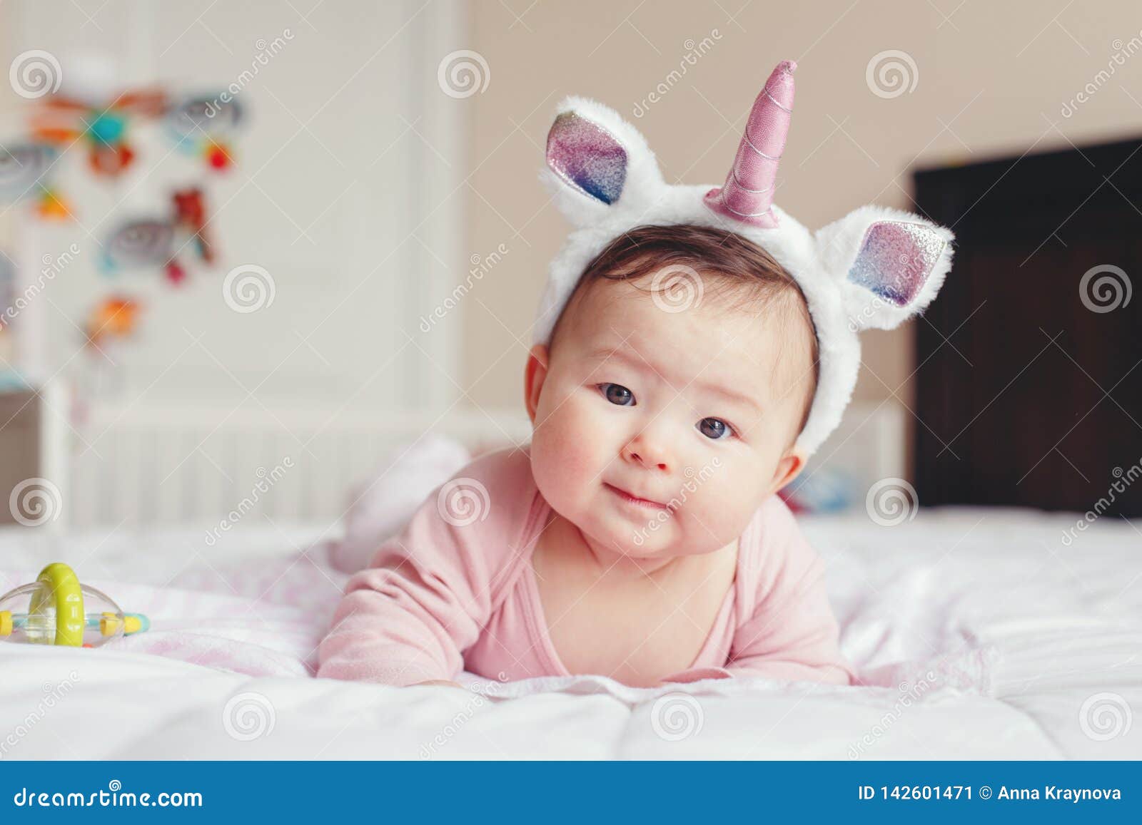 Bebe De Sourire De Metis Asiatique Adorable Mignon Quatre Mois Se Trouvant Sur Le Ventre Sur Le Lit Image Stock Image Du Averti Lumineux Bebe De Sourire De Metis Asiatique Adorable Mignon Quatre Mois Se Trouvant Sur Le Ventre Sur Le Lit Image Stock Image Du Averti Lumineux