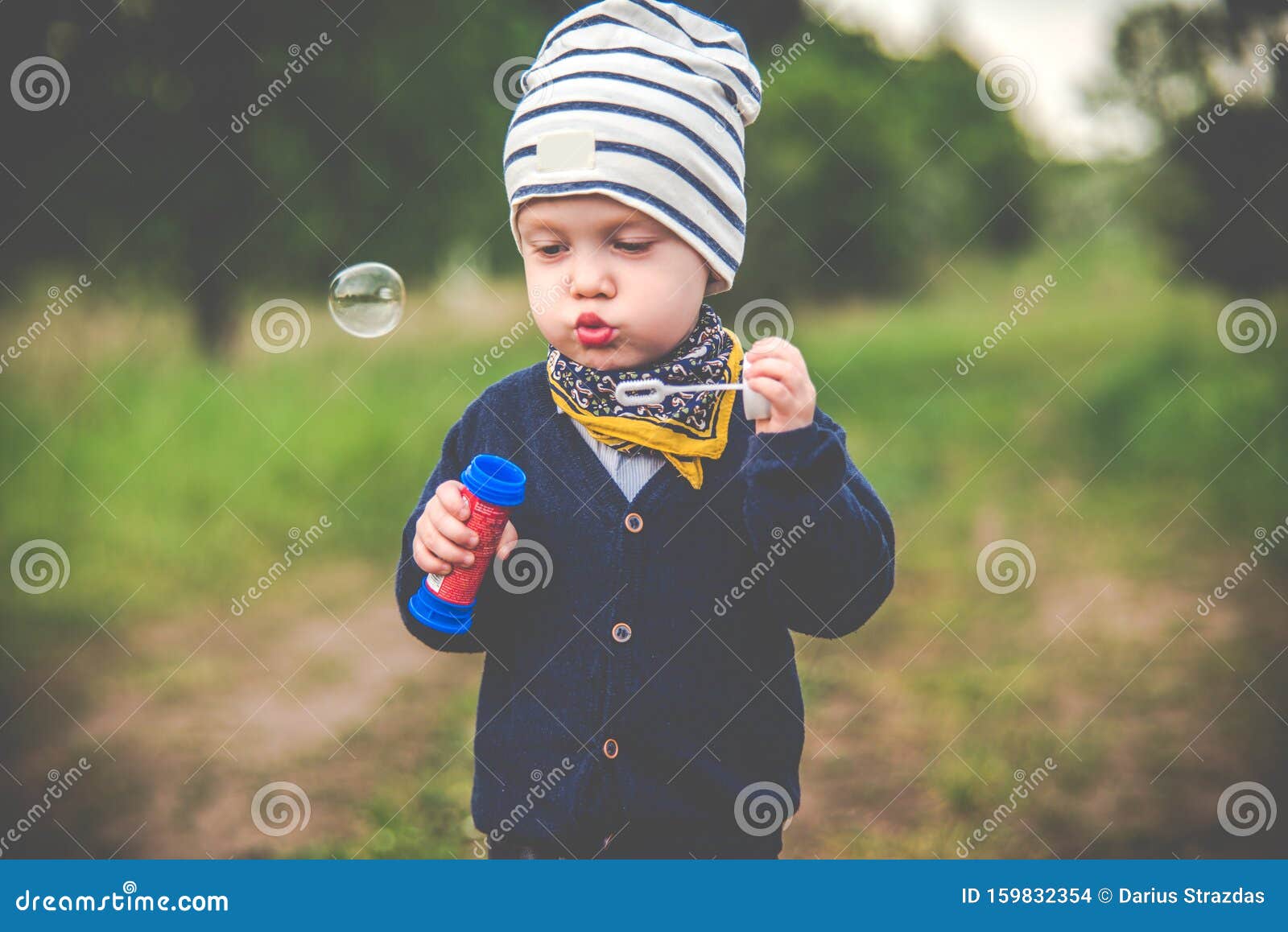 enfant qui fait des bulles de savon Stock Photo