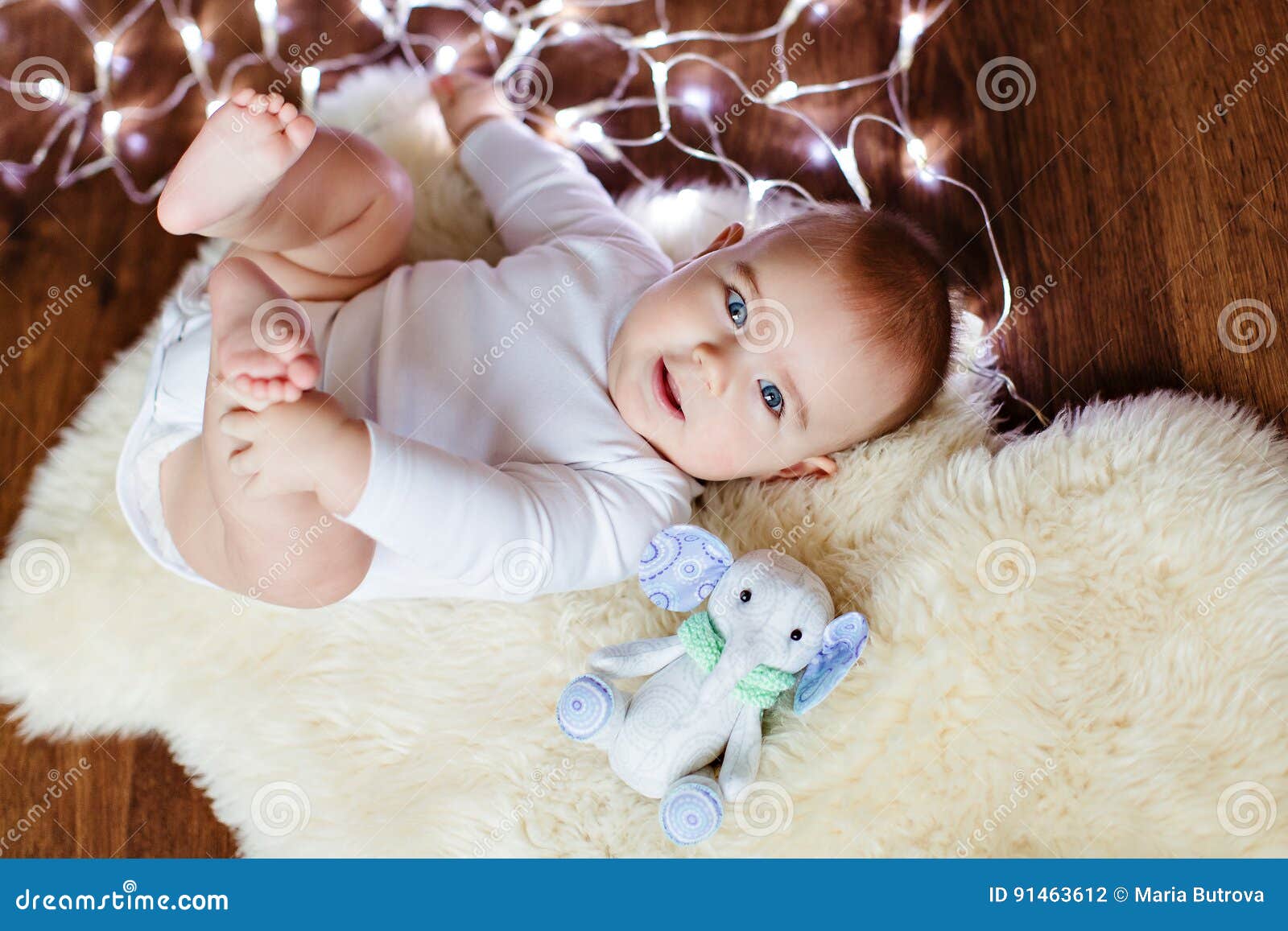 Bebe Dodu Tres Mignon Se Trouvant Sur Le Plancher Sur Le Fond De Chr Photo Stock Image Du Emotions Celebration