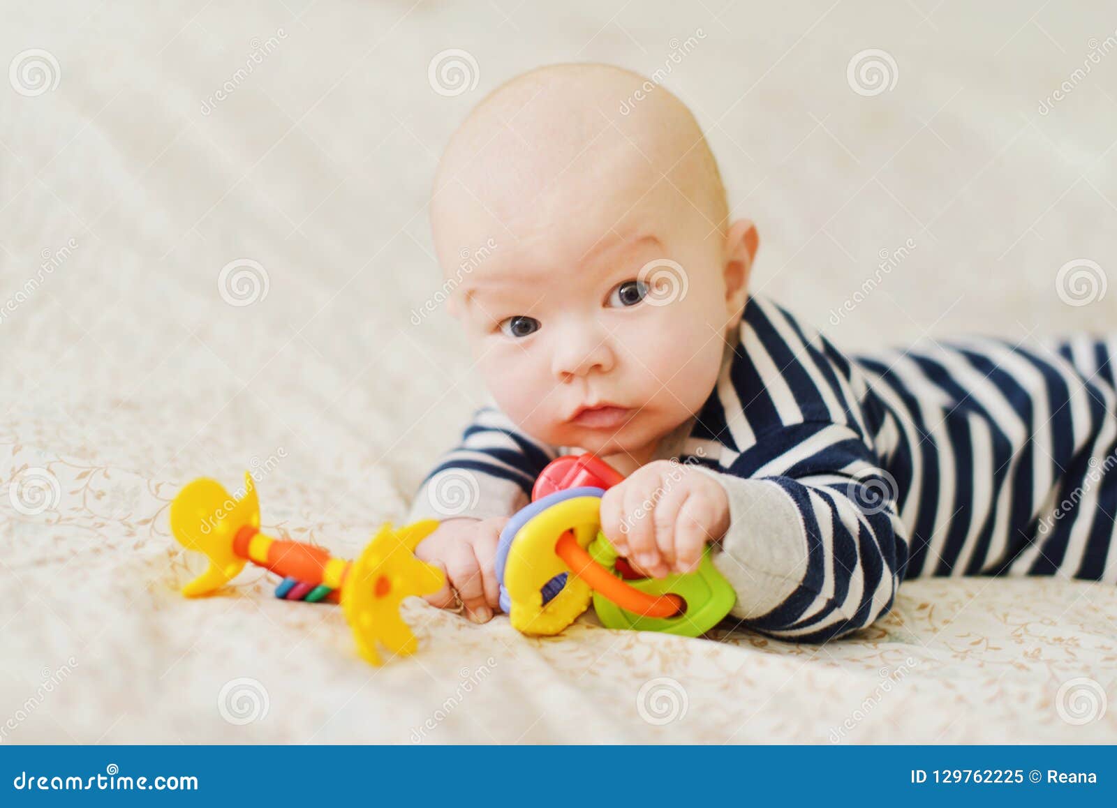Bebe Drole Sur Le Lit Image Stock Image Du Caucasien