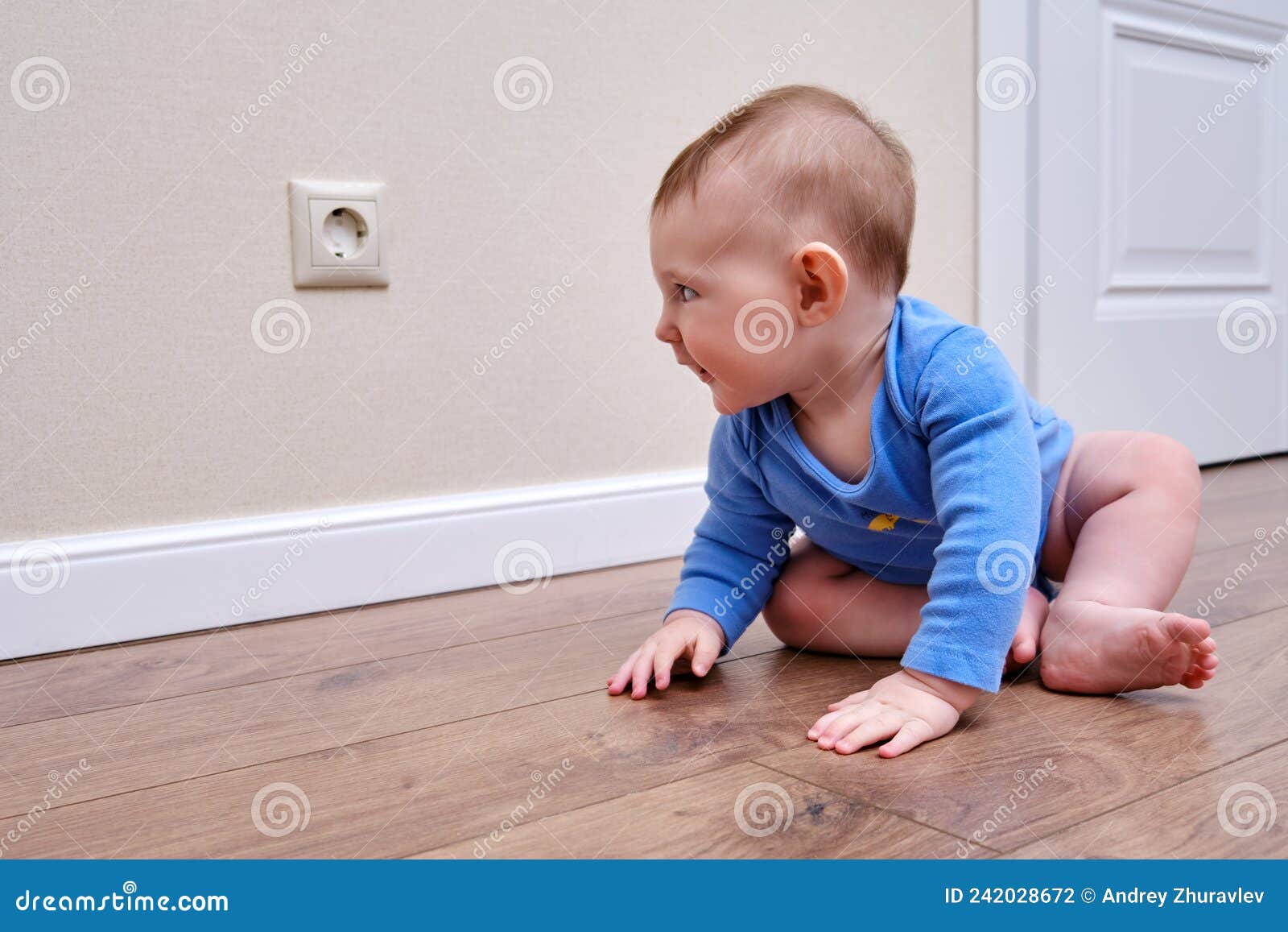 Bébé En Bas âge Est Près De La Prise électrique Sur Le Mur De La Maison.  Danger Et Protection Des Doigts D'enfants Contre Les Choc Photo stock -  Image du gosse, comportement