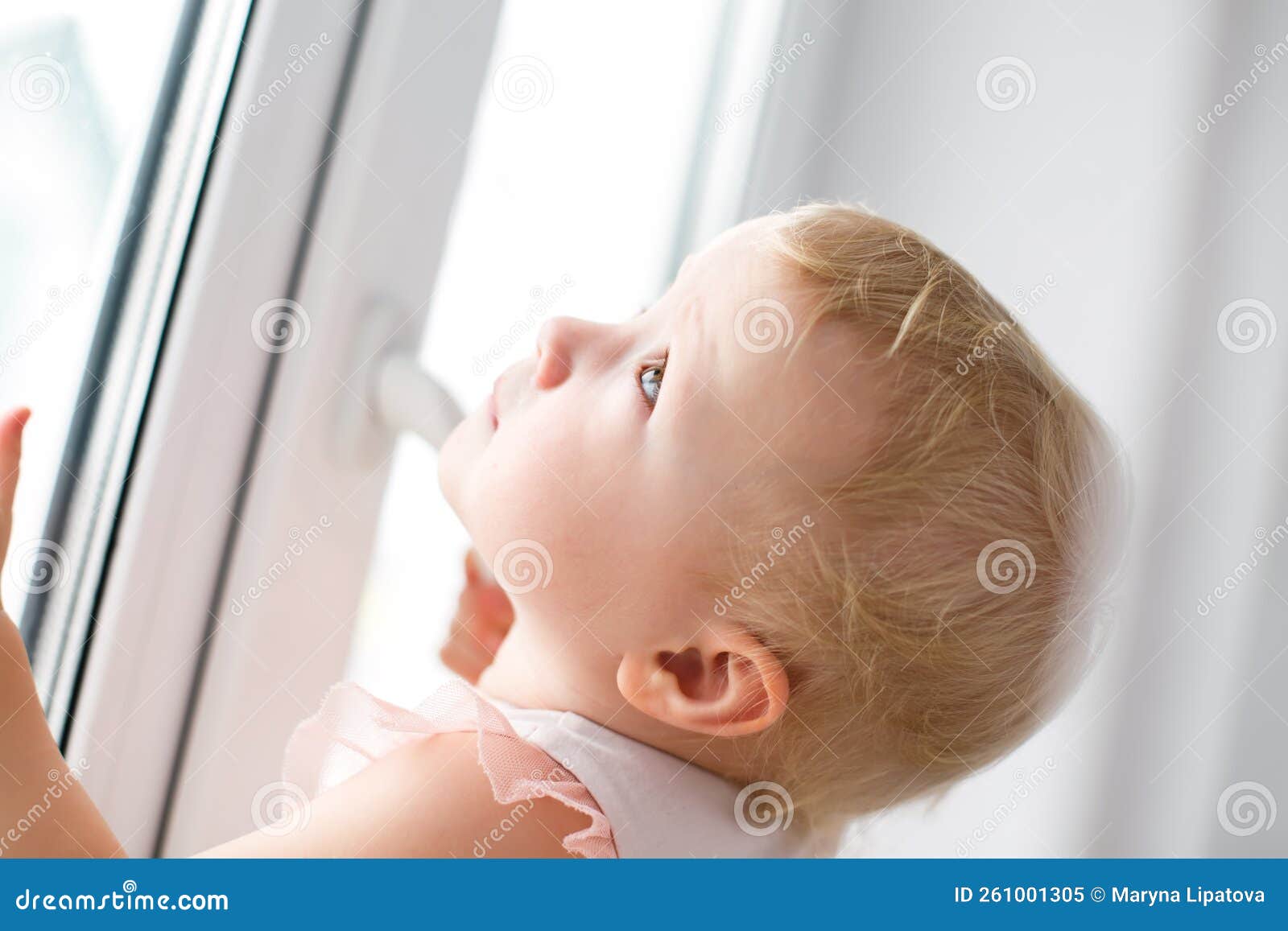 Bébé Essaie D'ouvrir La Fenêtre Dans L'appartement. Pas De Verrou Sur La  Fenêtre. Foyer Dangereux Pour Bébé. Sécurité à L'automne Image stock -  Image du soin, santé: 261001305