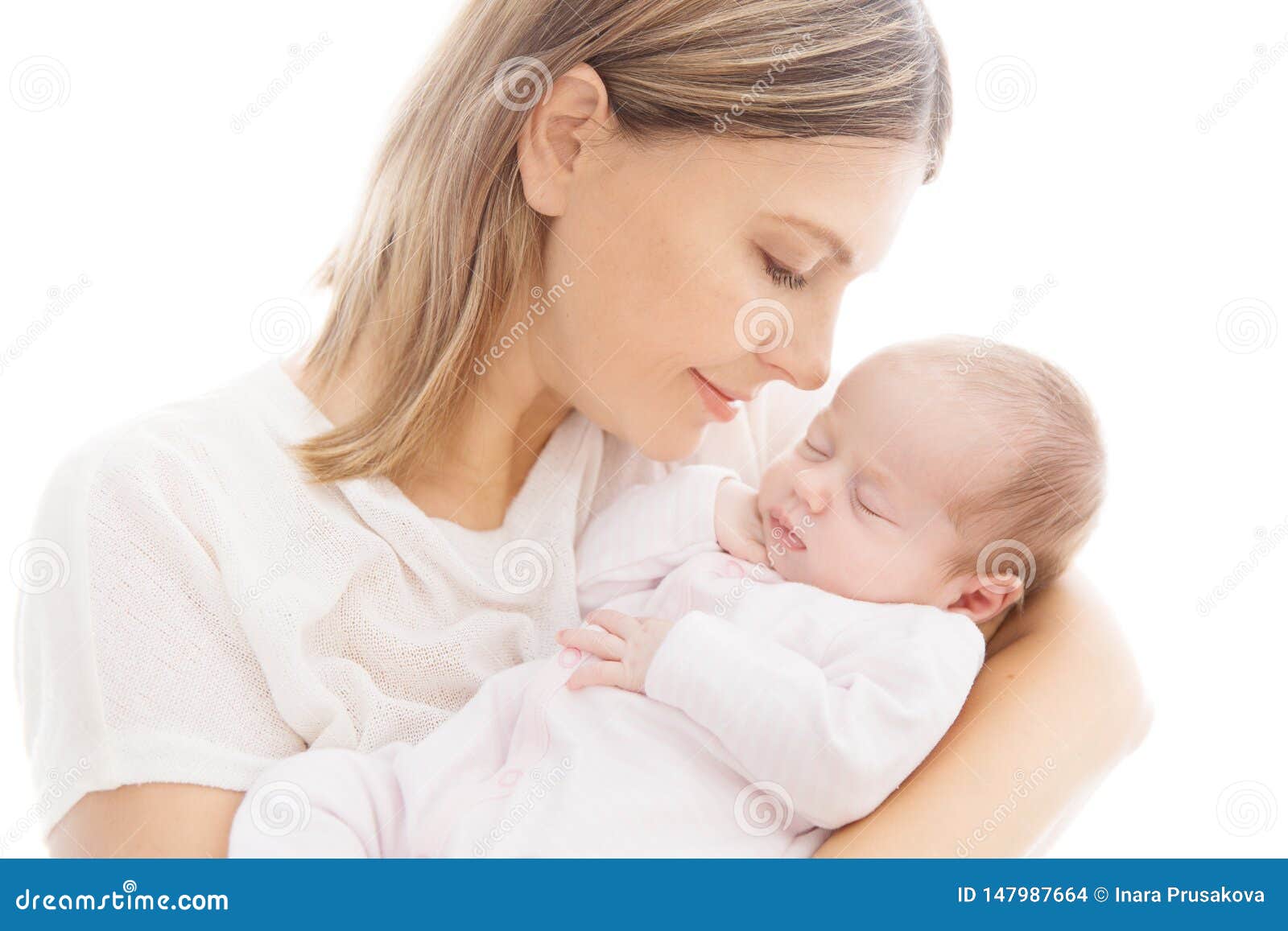 Bebe Et Mere Nouveau Nes Maman Avec L Enfant Nouveau Ne De Sommeil Sur Des Mains Photo Stock Image Du Accroissement Enfance Bebe Et Mere Nouveau Nes Maman Avec L Enfant Nouveau Ne De Sommeil Sur Des Mains Photo Stock Image Du Accroissement Enfance