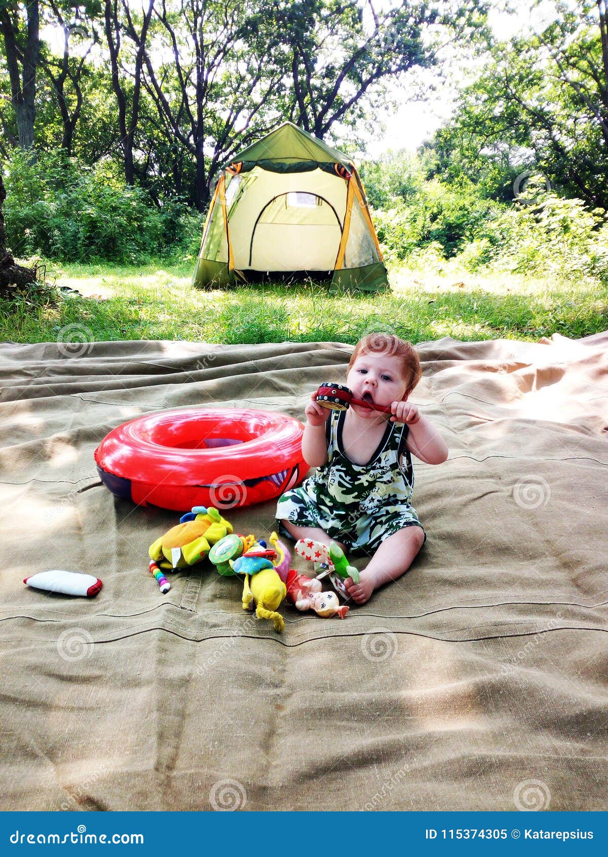Bébé Garçon Avec Des Jouets Se Reposant à L'endroit De Camping Près De La  Tente Image stock - Image du camping, nature: 115374305