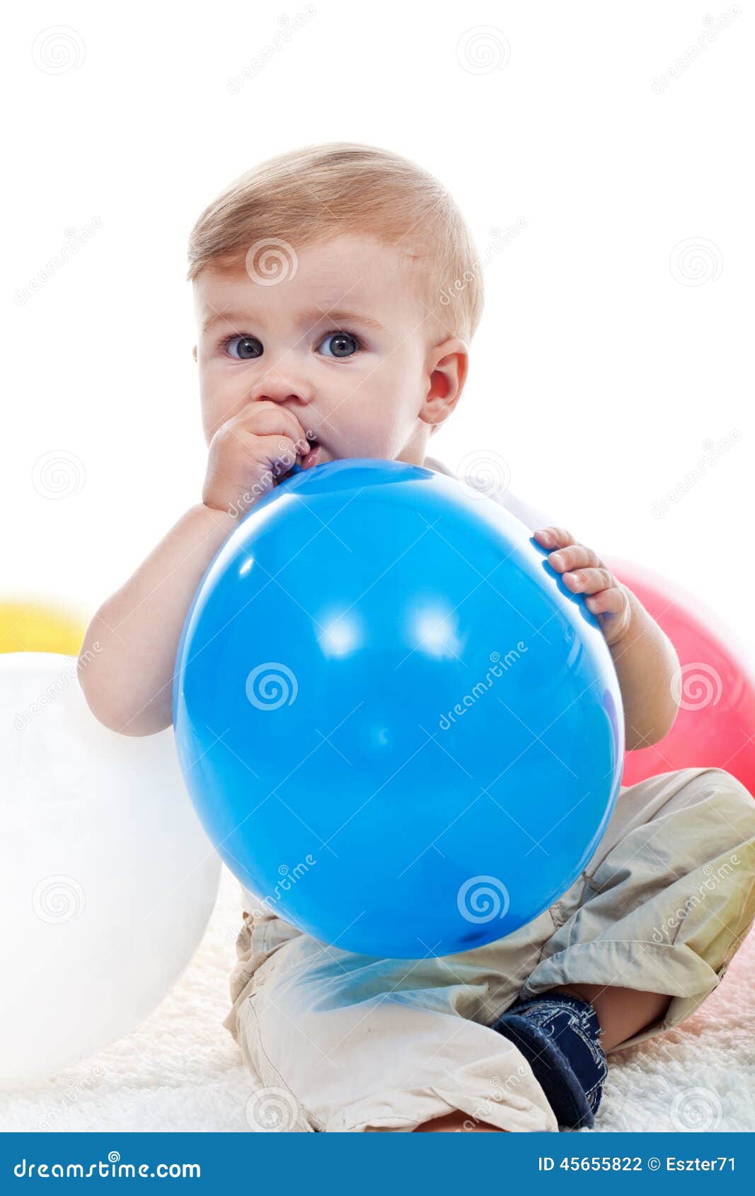 Bébé Tenant Un Ballon Bleu Sur Fond Blanc