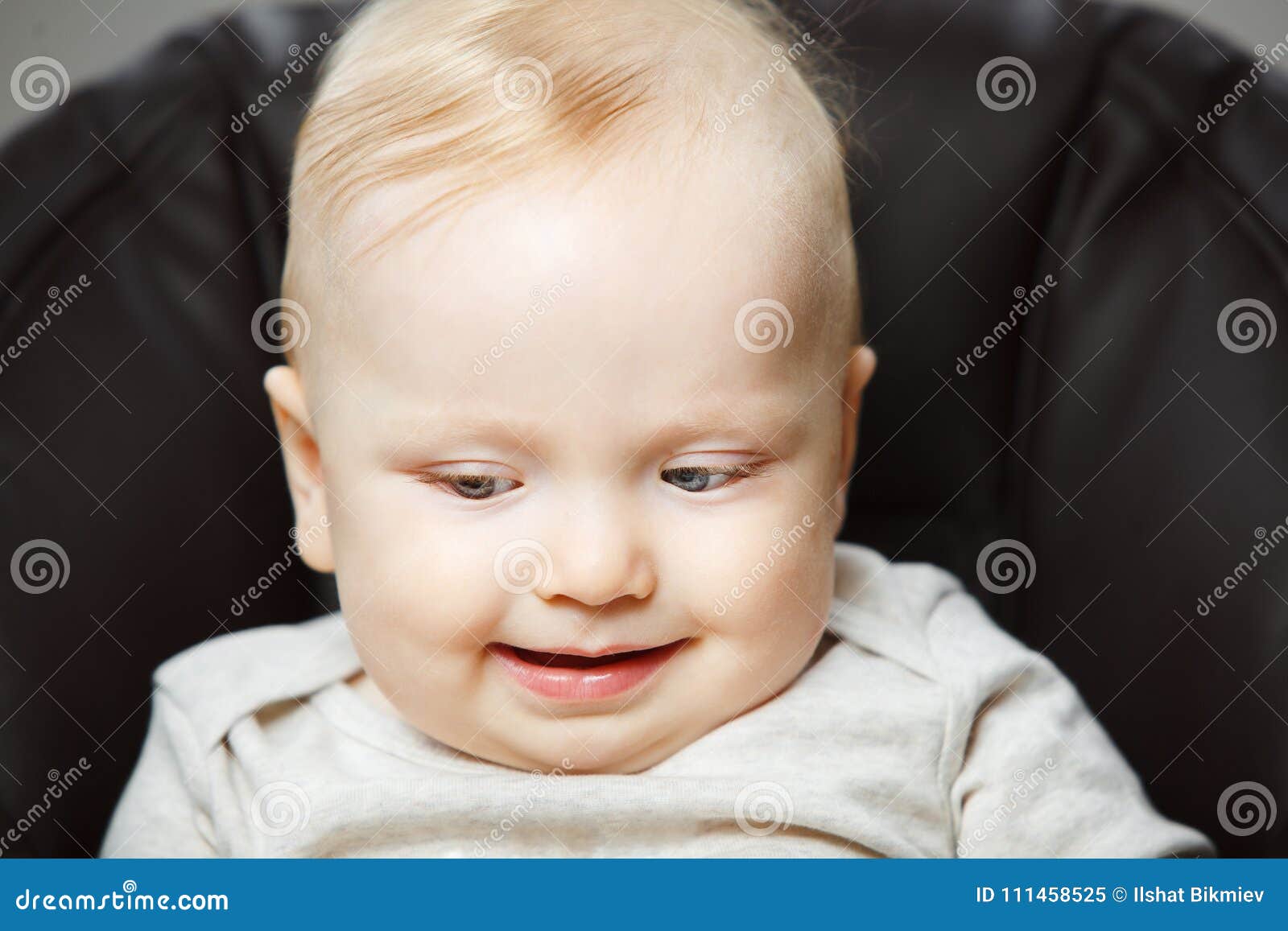 Bebe Garcon Avec Le Regard Angelique Et La Belle Photo De Portrait De Yeux Image Stock Image Du Doux Blond Bebe Garcon Avec Le Regard Angelique Et La Belle Photo De Portrait De Yeux Image Stock Image Du Doux Blond