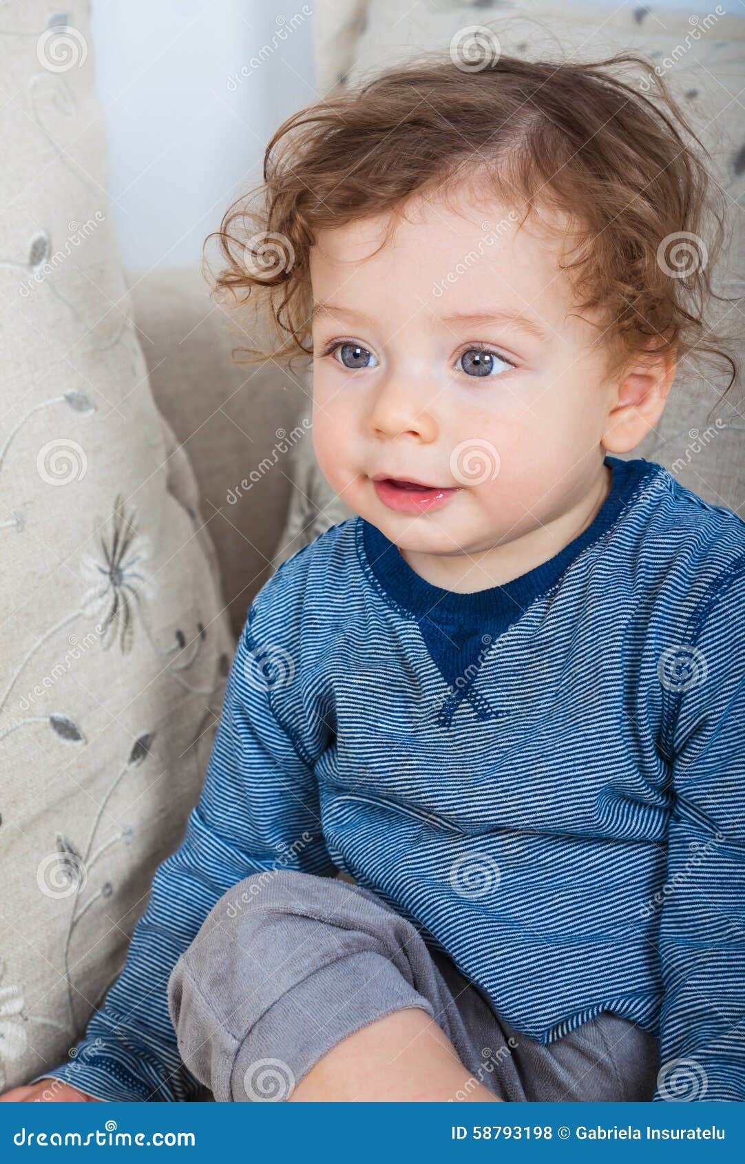 Bebe Garcon Avec Les Cheveux Boucles Photo Stock Image Du Longtemps Gosse