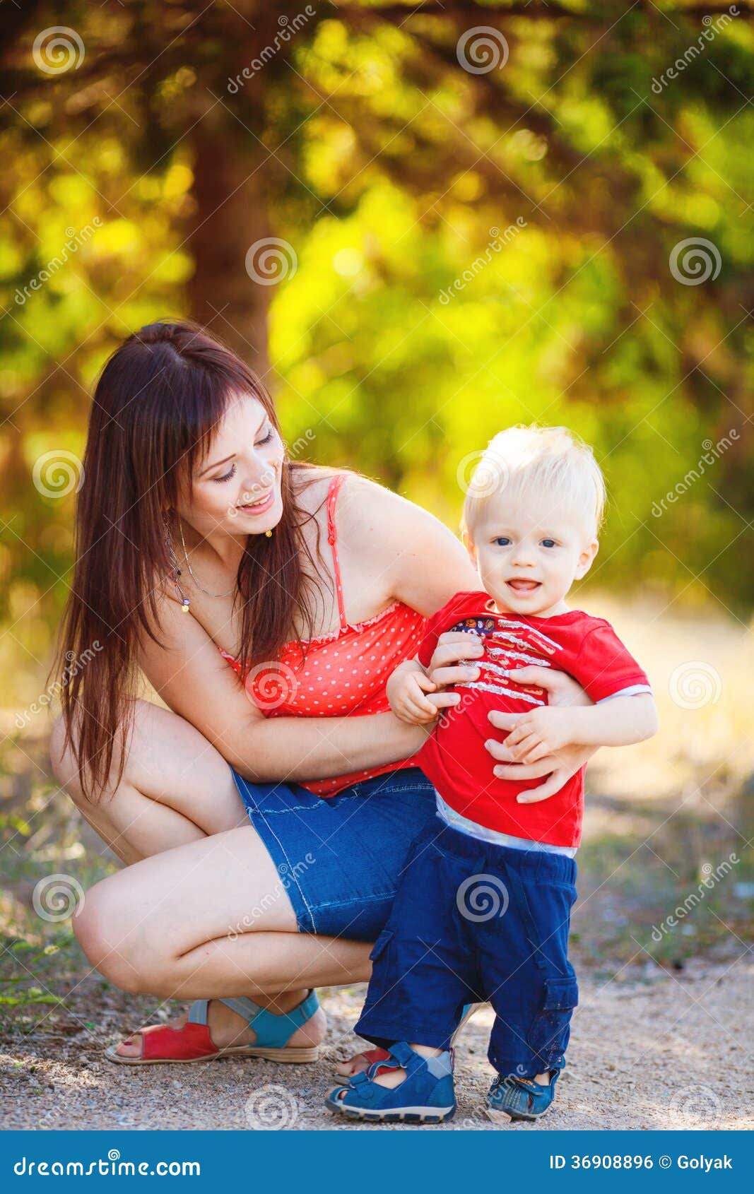 Bebe Garcon Avec Sa Maman En Parc Photo Stock Image Du Blond Gosse Bebe Garcon Avec Sa Maman En Parc Photo Stock Image Du Blond Gosse