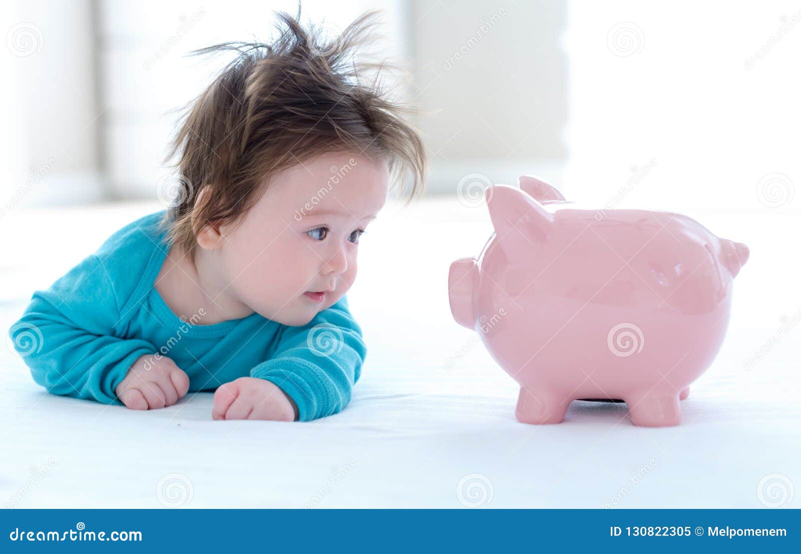 Bebe Garcon Avec Une Tirelire Image Stock Image Du Porcin Adorable
