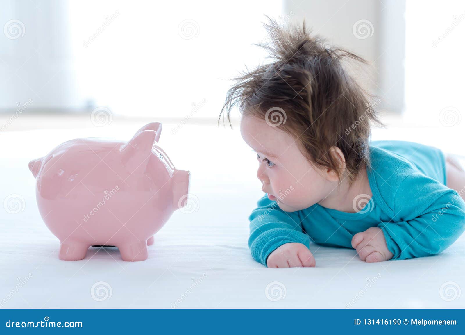 Bebe Garcon Avec Une Tirelire Photo Stock Image Du Personne Asiatique