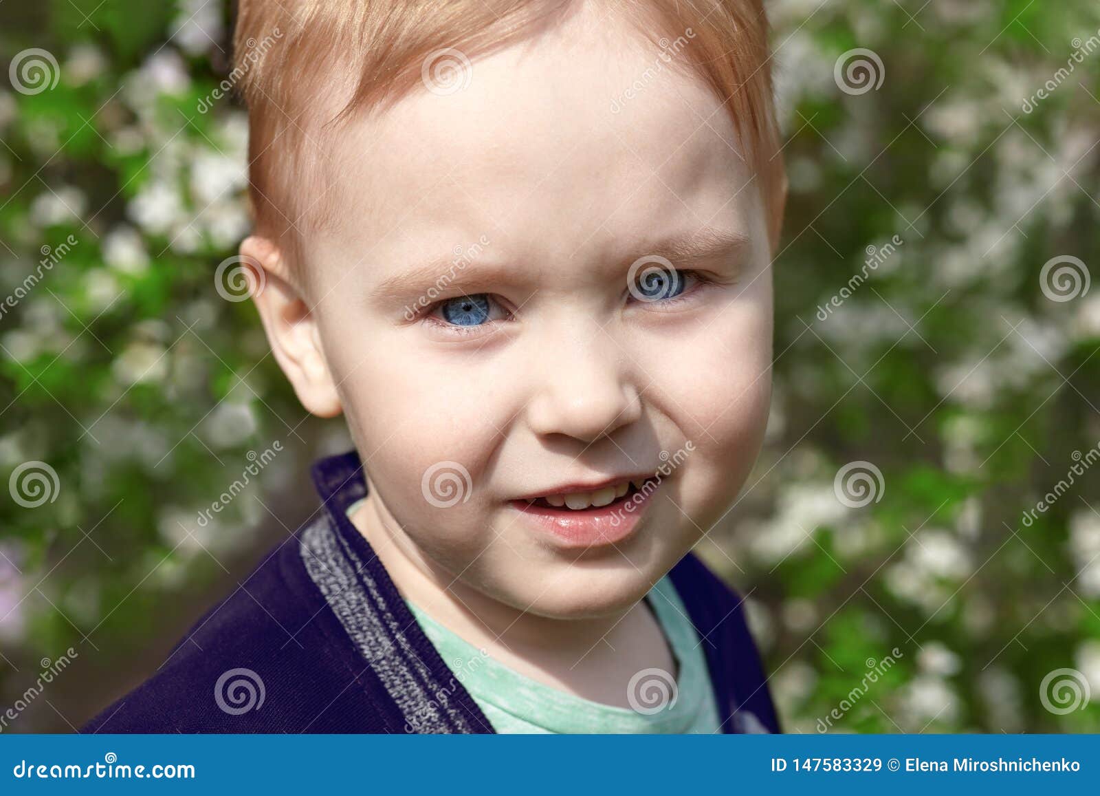 Bebe Garcon Blond Mignon Avec Des Sourires Lumineux D Yeux Bleus En Parc De Fleur Emotion De Bonheur Amusement Joie Image Stock Image Du Enfance Famille