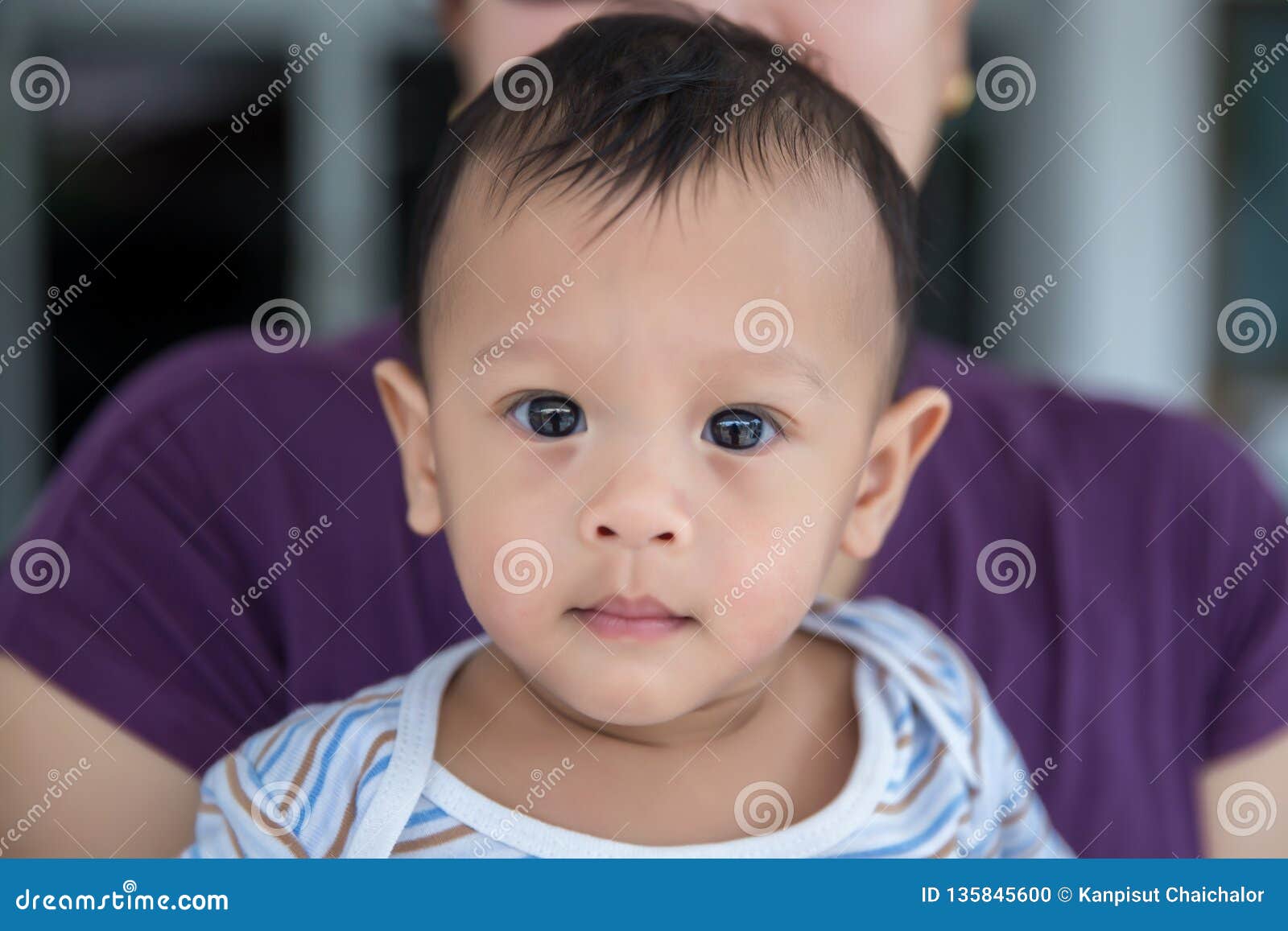 Bebe Garcon Dans L Etreinte De Sa Mere Beaux Bebe Et Papa Lien De Parente Parents En Elevant Un Bebe Soin De Cheri Photo Stock Image Du Fixation Pere