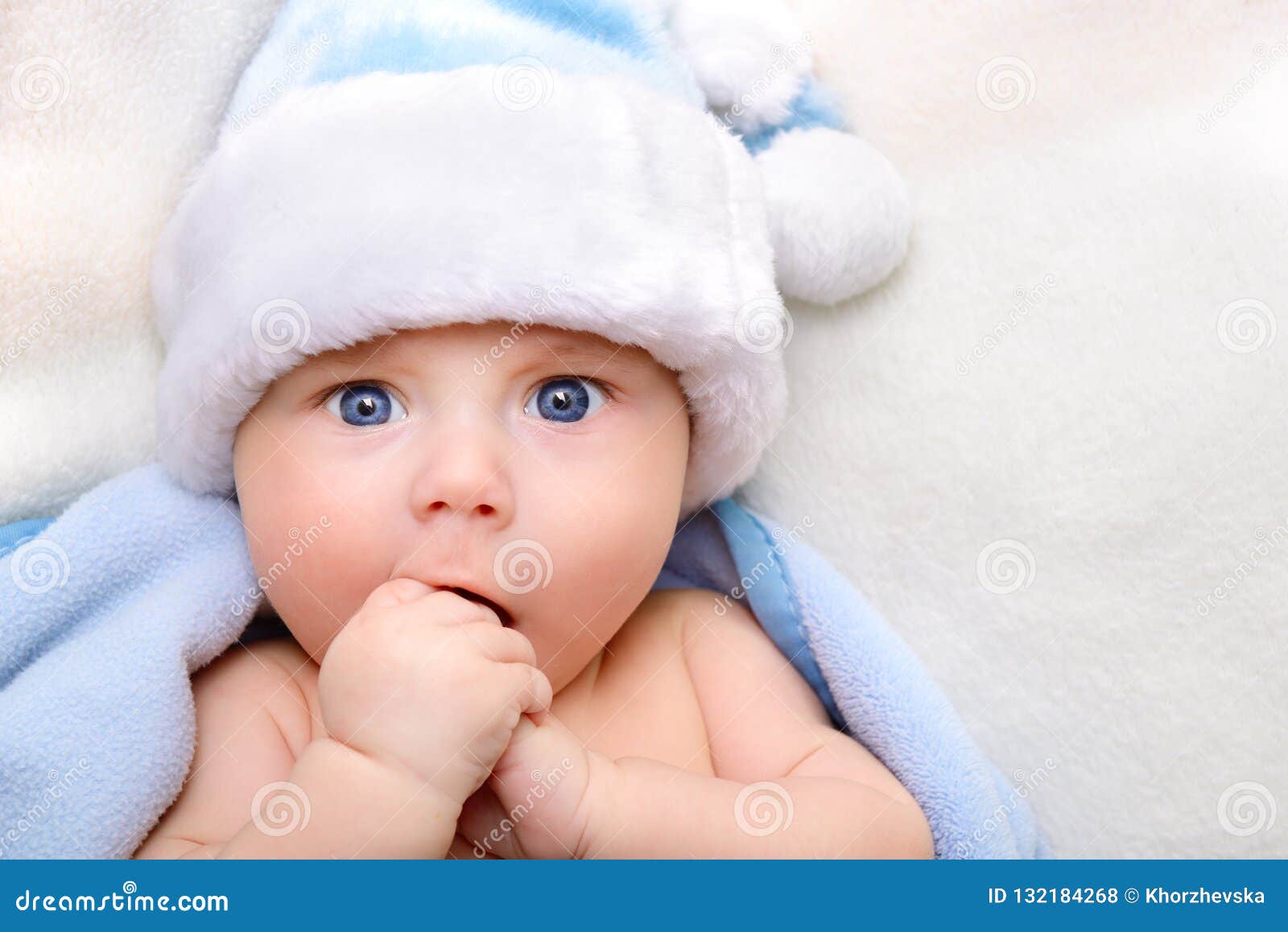 Bebe Garcon Mignon De Noel Beau Nourrisson Dans Le Chapeau De Santa Photo Stock Image Du Heureux Bleu