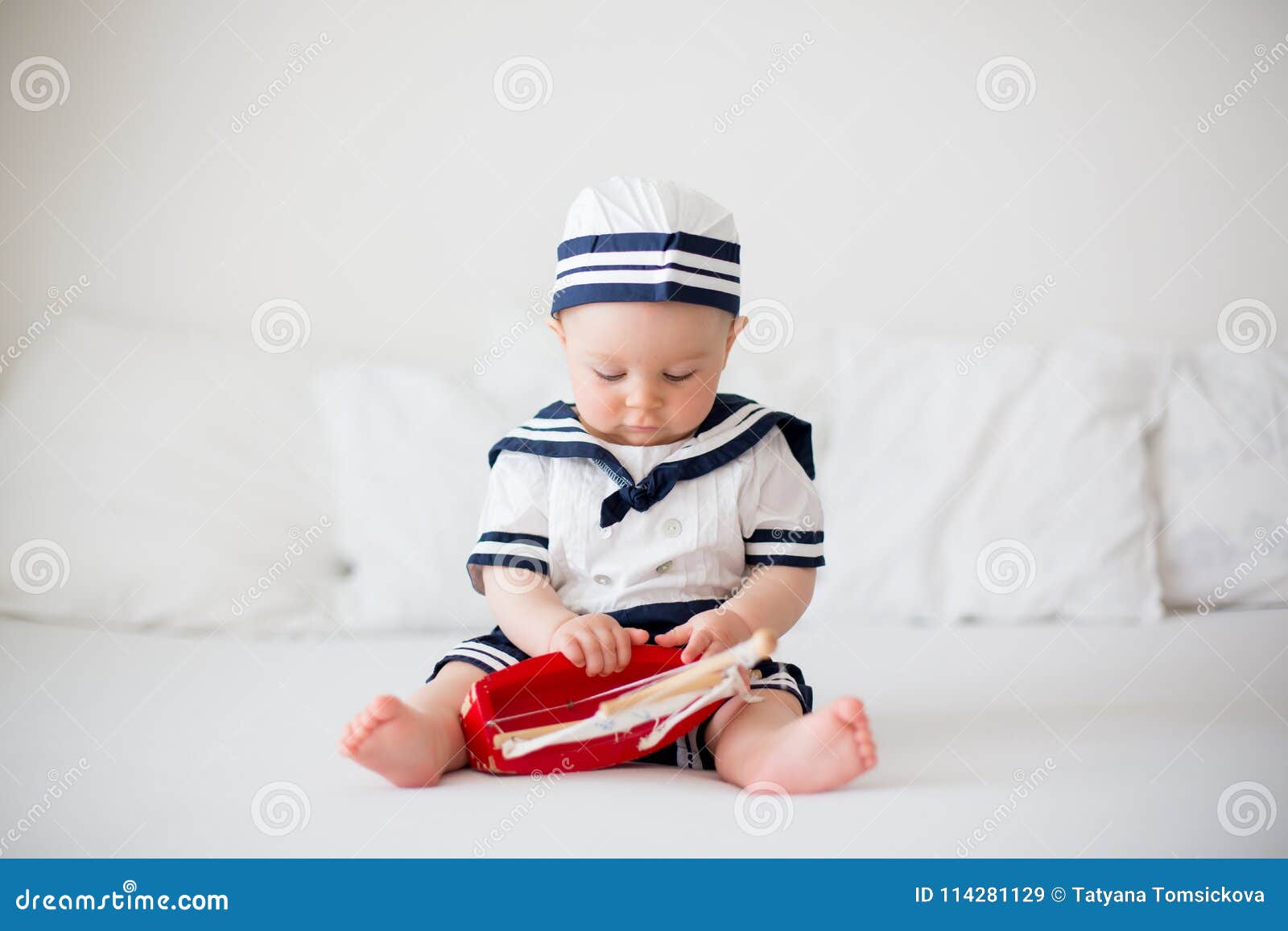 Bebe Garcon Mignon Habille Dans Des Vetements De Marin Jouant Avec La Bo En Bois Image Stock Image Du Enfant Bateau Bebe Garcon Mignon Habille Dans Des Vetements De Marin Jouant Avec La Bo En Bois Image Stock Image Du Enfant Bateau