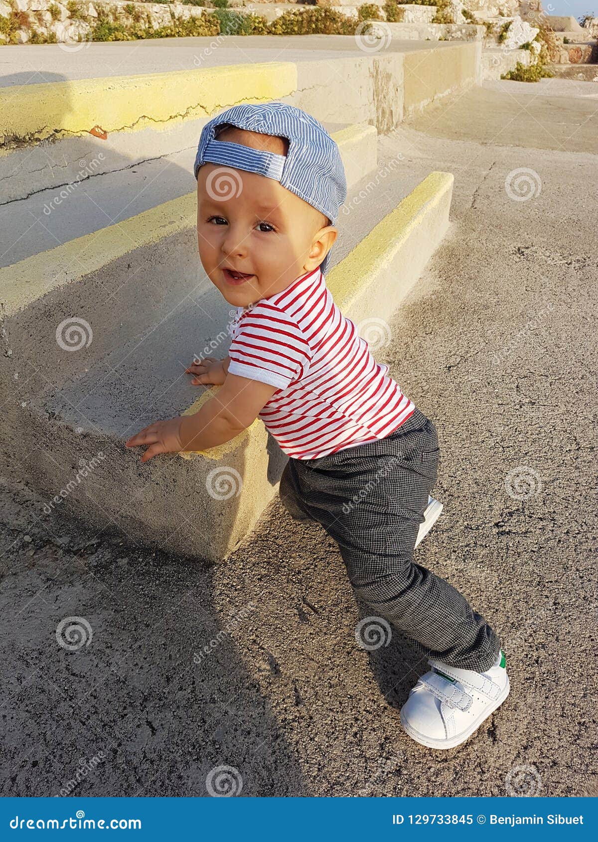 Bebe Garcon Mignon Vetements Rayes De Port De 1 An Et Position Sur Image Stock Image Du Fashionable Beau