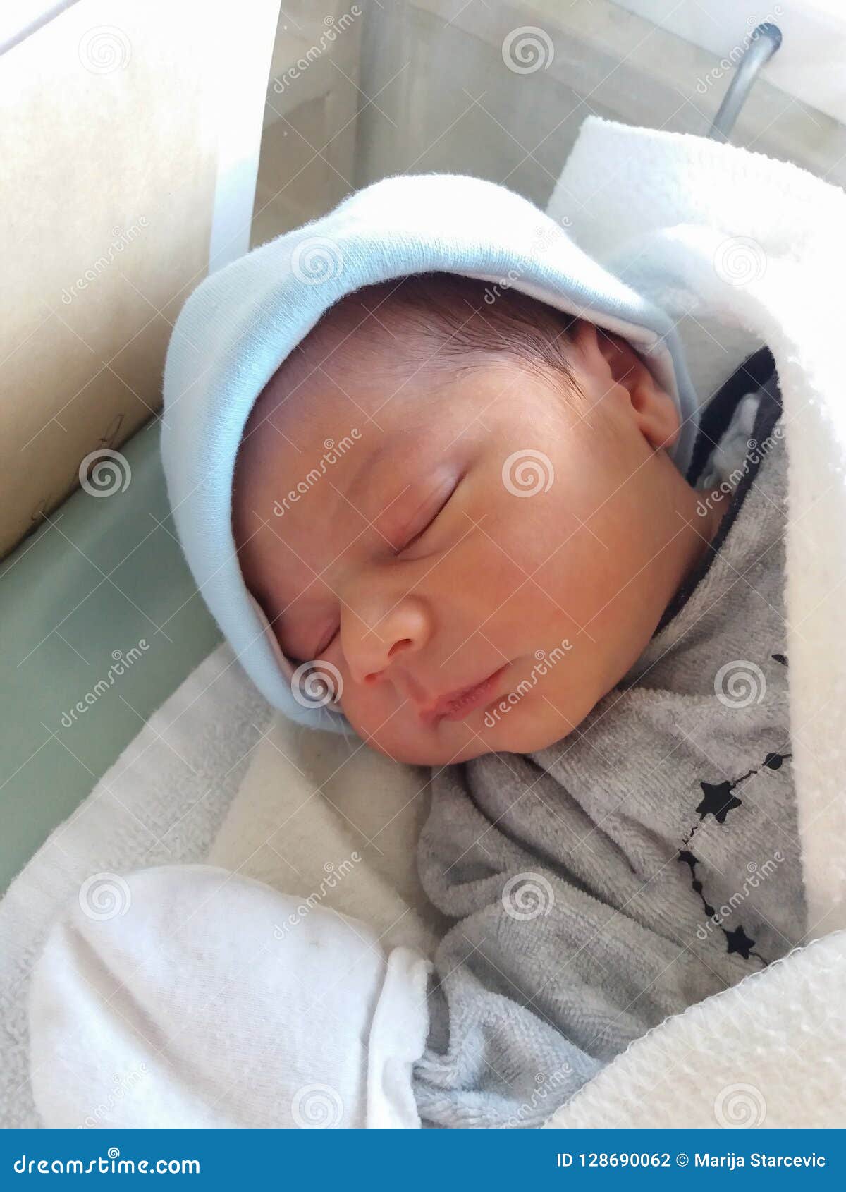 Bebe Garcon Nouveau Ne Age De Deux Jours Dormant Dans Le Berceau D Hopital Photo Stock Image Du Duree Bati