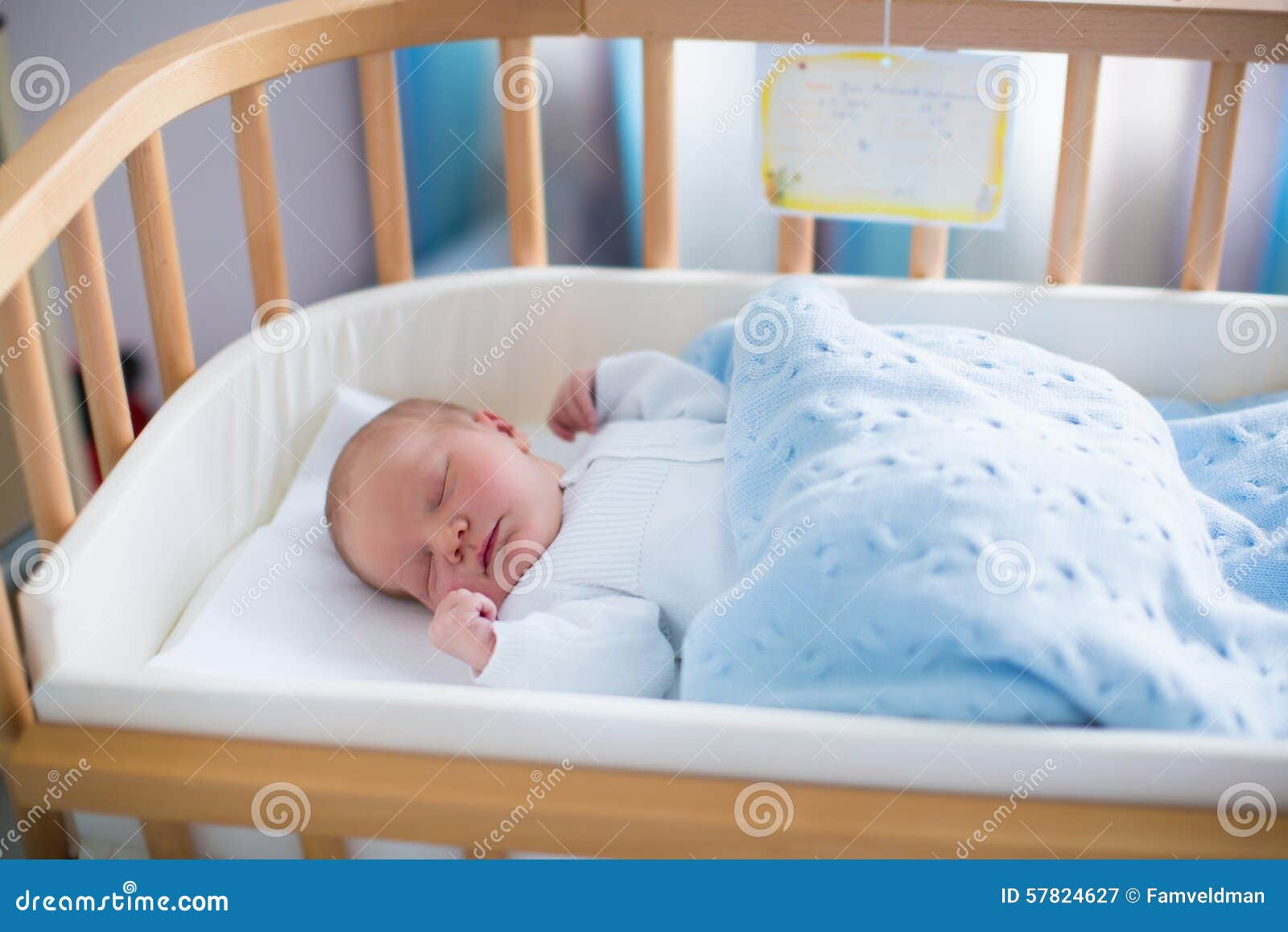 Bébé nouveau-né avec le nébulisateur à l'hôpital Photo Stock - Alamy