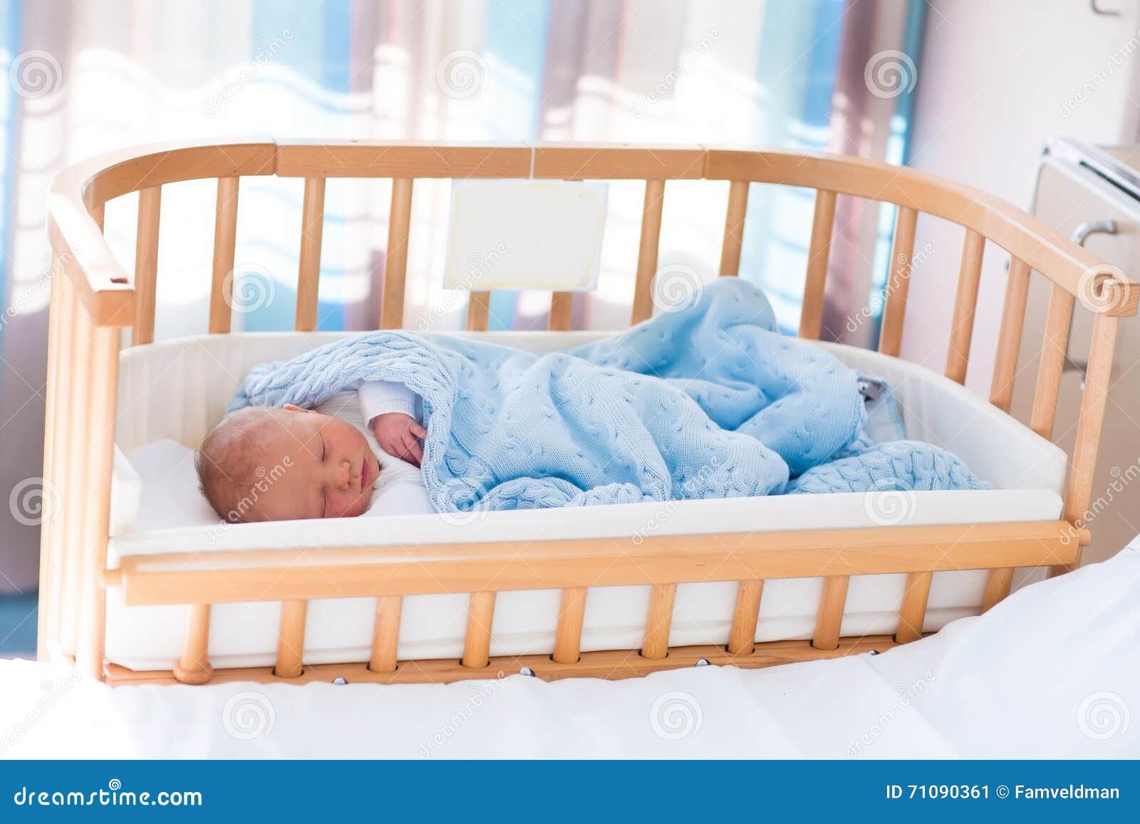 Bébé Garçon Nouveau-né Dans Le Berceau D'hôpital Image stock - Image du  humain, travail: 71090361