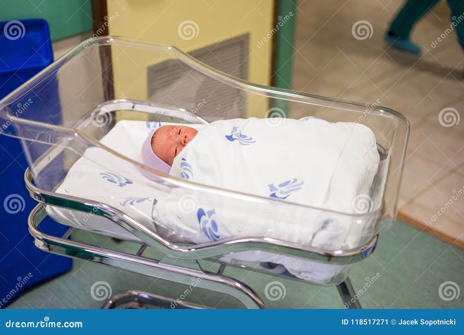 Bebe Garcon Nouveau Ne Dans Son Petit Lit D Hopital Portatif Image Stock Image Du Mensonge Innocence Bebe Garcon Nouveau Ne Dans Son Petit Lit D Hopital Portatif Image Stock Image Du Mensonge Innocence