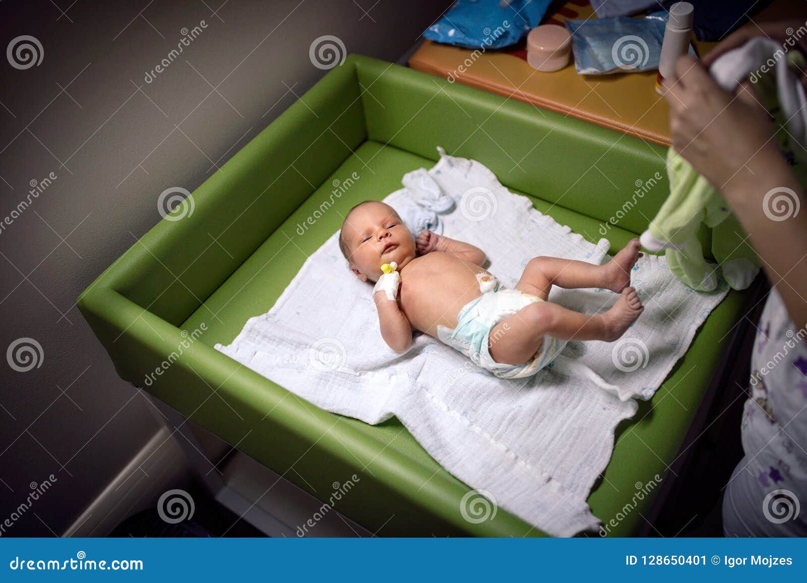 Bebe Garcon Nouveau Ne Dans Un Lit De Chambre D Hopital Image Stock Image Du Bleu Maman Bebe Garcon Nouveau Ne Dans Un Lit De Chambre D Hopital Image Stock Image Du Bleu Maman