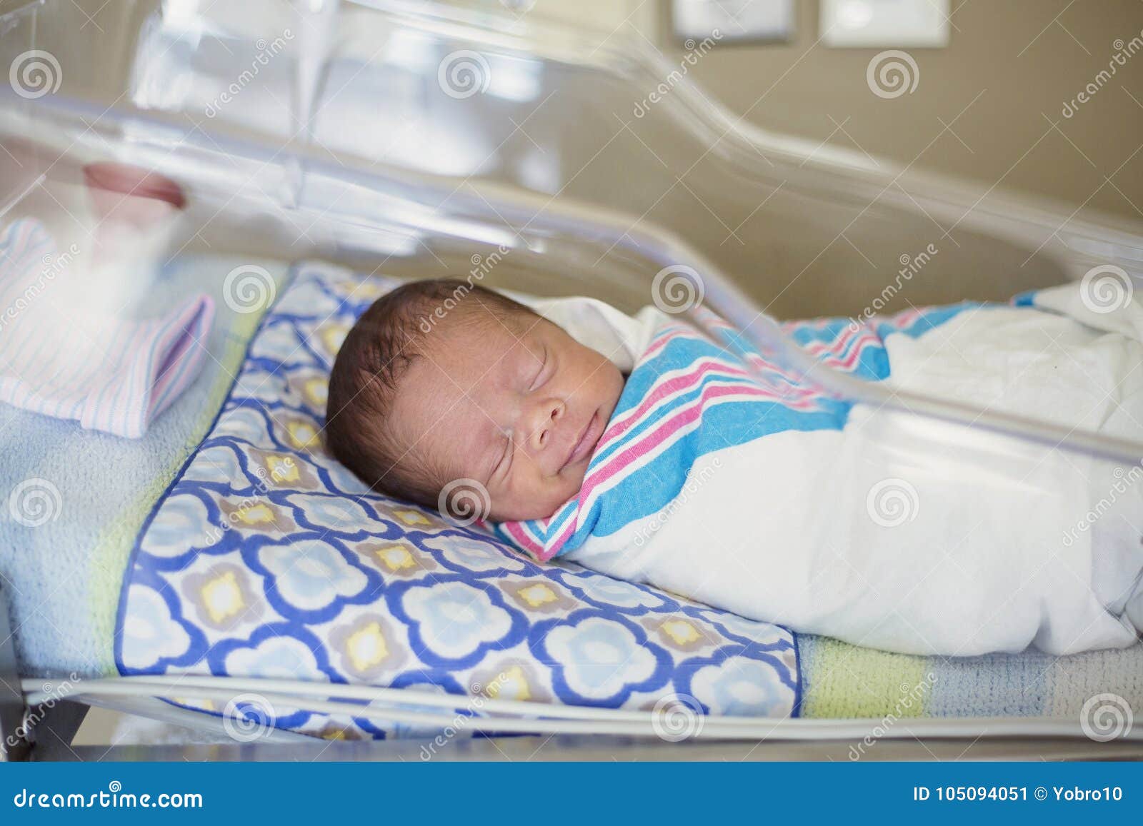 Bébé Garçon Nouveau-né âgé De Deux Jours, Dormant Dans Le Berceau D'hôpital  Photo stock - Image du durée, bâti: 128690062