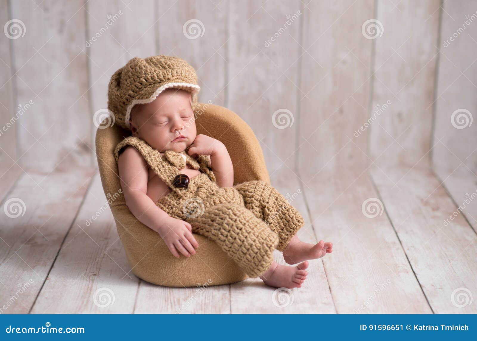 Bébé Garçon Nouveau-né Portant Un Petit Costume D'homme Image stock - Image  du neuf, verticale: 91596651