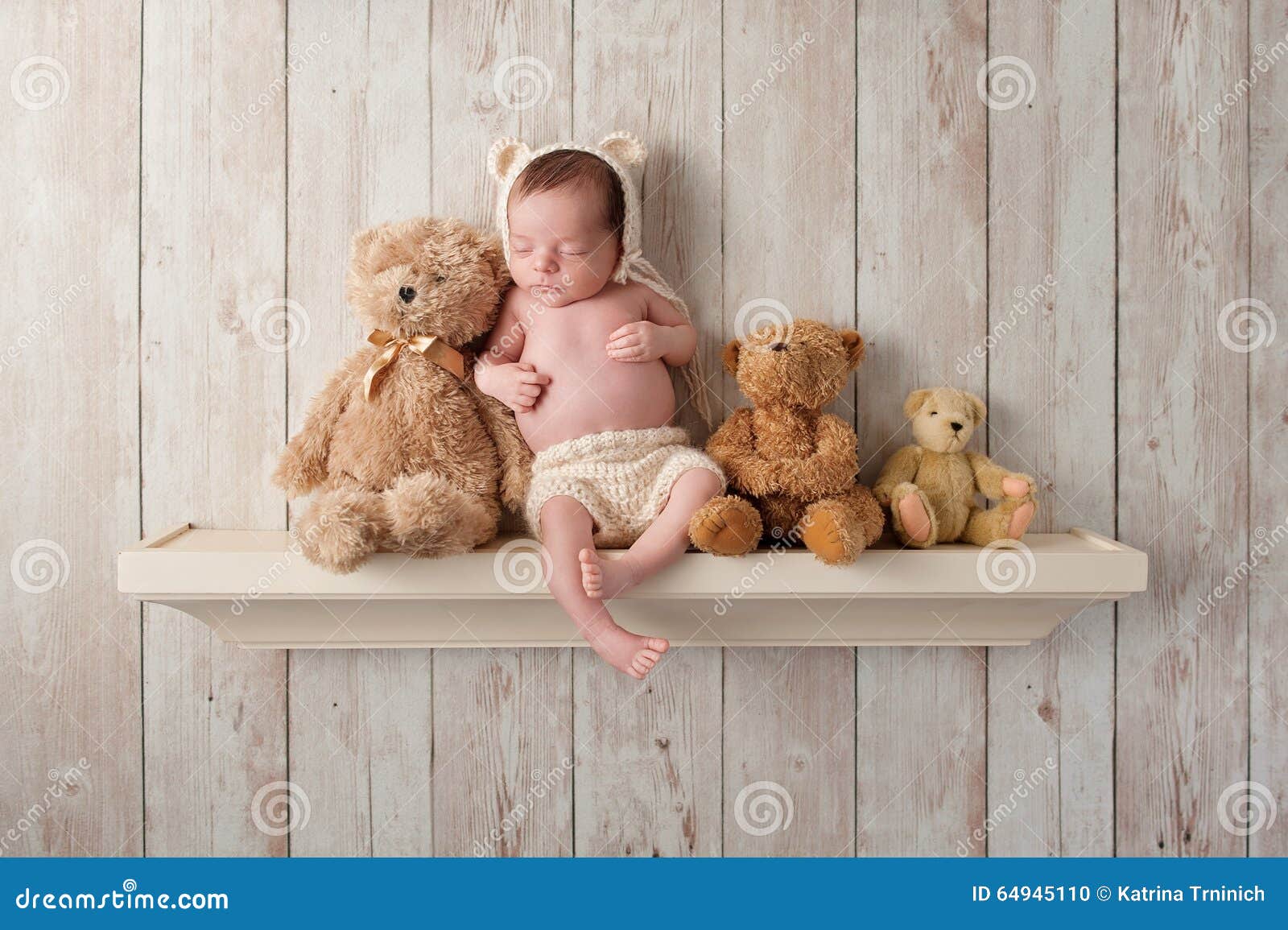 Bébé Garçon Nouveau-né Sur Une étagère Avec Teddy Bears Photo stock - Image  du caucasien, innocence: 64945110