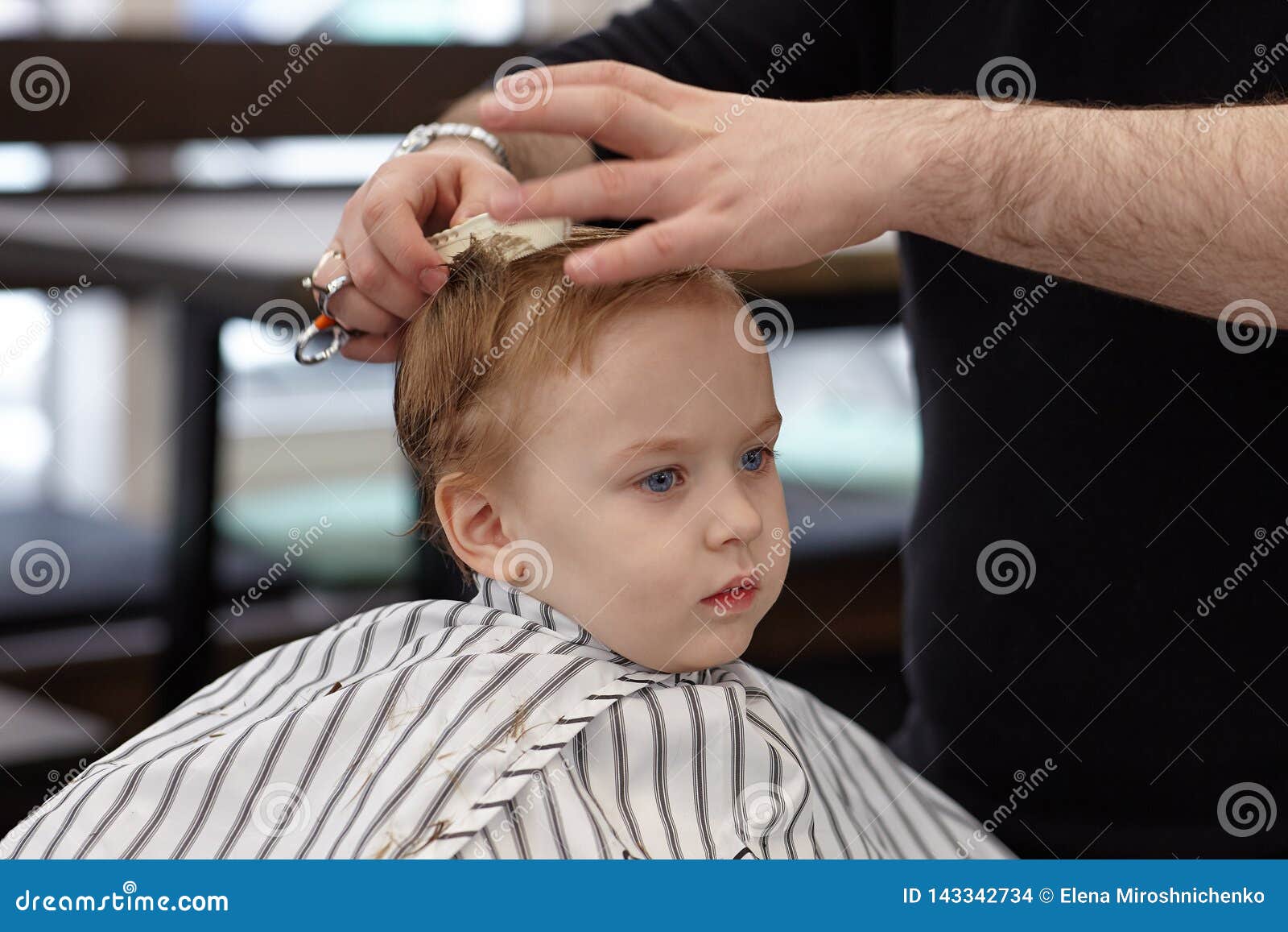 Bebe Garcon Serieux Blond Mignon Avec Des Yeux Bleus Dans Un Salon De Coiffure Ayant La Coupe De Cheveux Par Le Coiffeur Mode Du Photo Stock Image Du Coiffure Fond Bebe Garcon Serieux Blond Mignon Avec Des Yeux Bleus Dans Un Salon De Coiffure Ayant La Coupe De Cheveux Par Le Coiffeur Mode Du Photo Stock Image Du Coiffure Fond