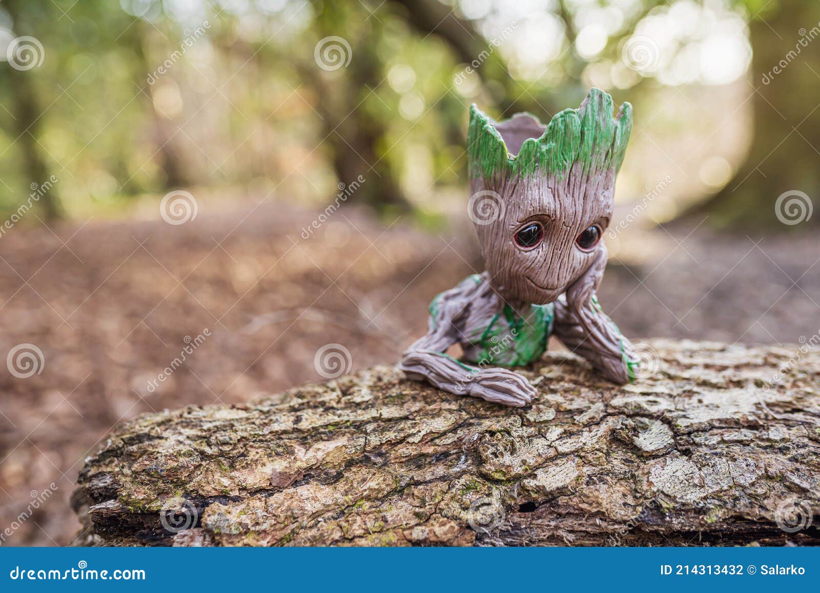 Bébé Groot Figure Pot Avec Fond De Forêt Photographie éditorial - Image du  beau, nature: 214313432
