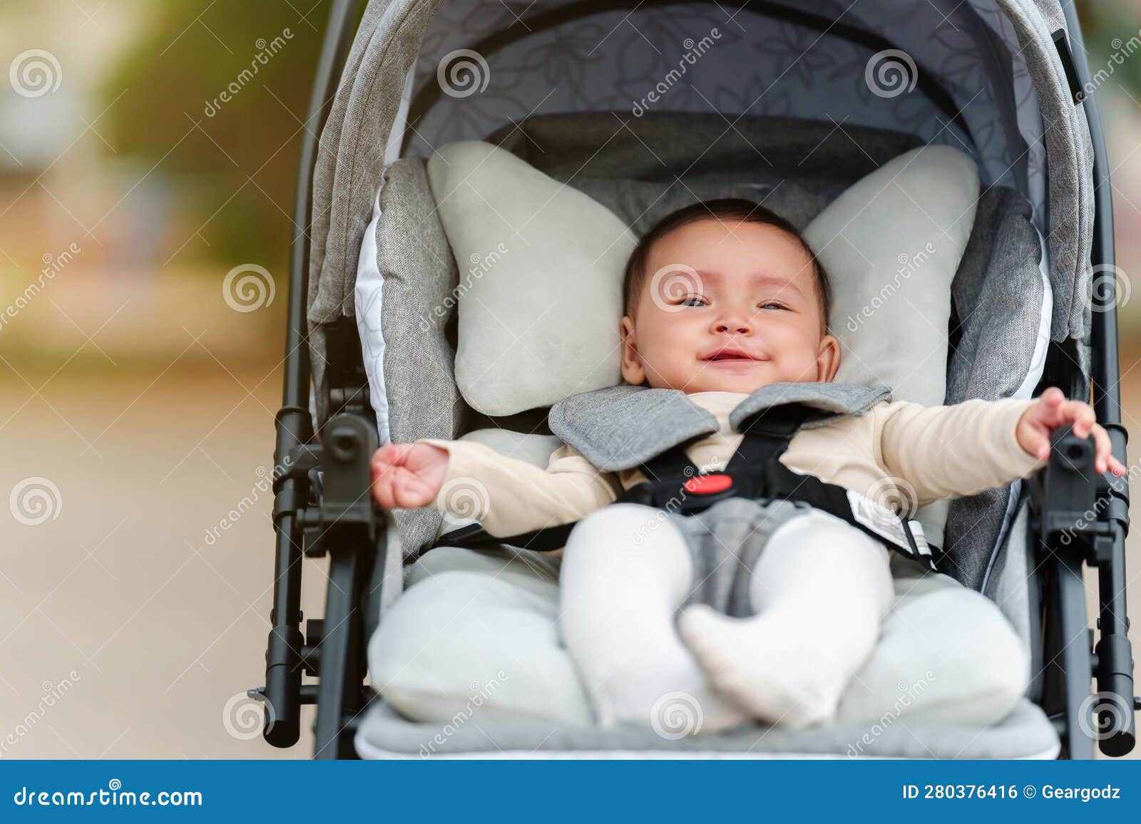 Mère Marchant Avec Bébé Nouveau-né Dans La Poussette Bassinet Dans