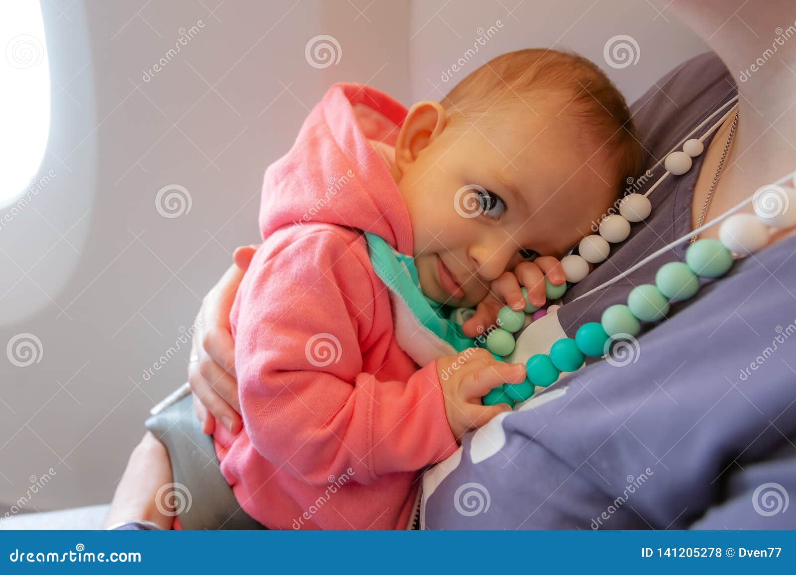 Bebe Infantile Etreignant La Maman S Asseyant Dans L Avion Pour La Premiere Fois Mere Et Ceinture De Securite Tenant Son Bebe Pen Photo Stock Image Du Tourisme Excursion