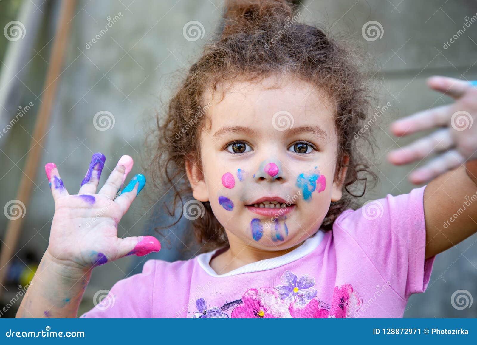 Bebe Jouant Avec Des Peintures Image Stock Image Du Enfant Femelle