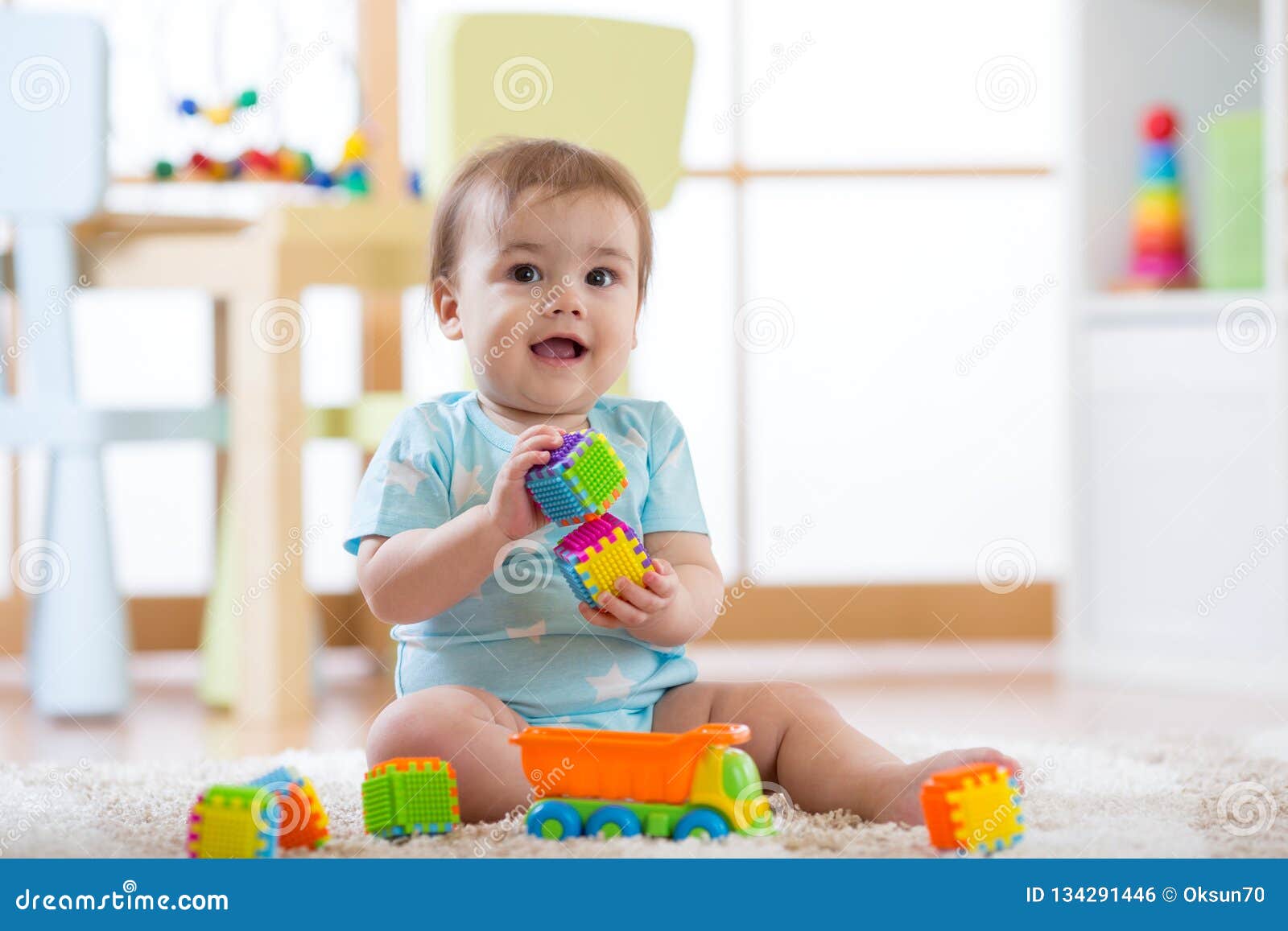 8 Mois Caucasien Bébé Fille Jouant Avec Un Jouet à La Maison