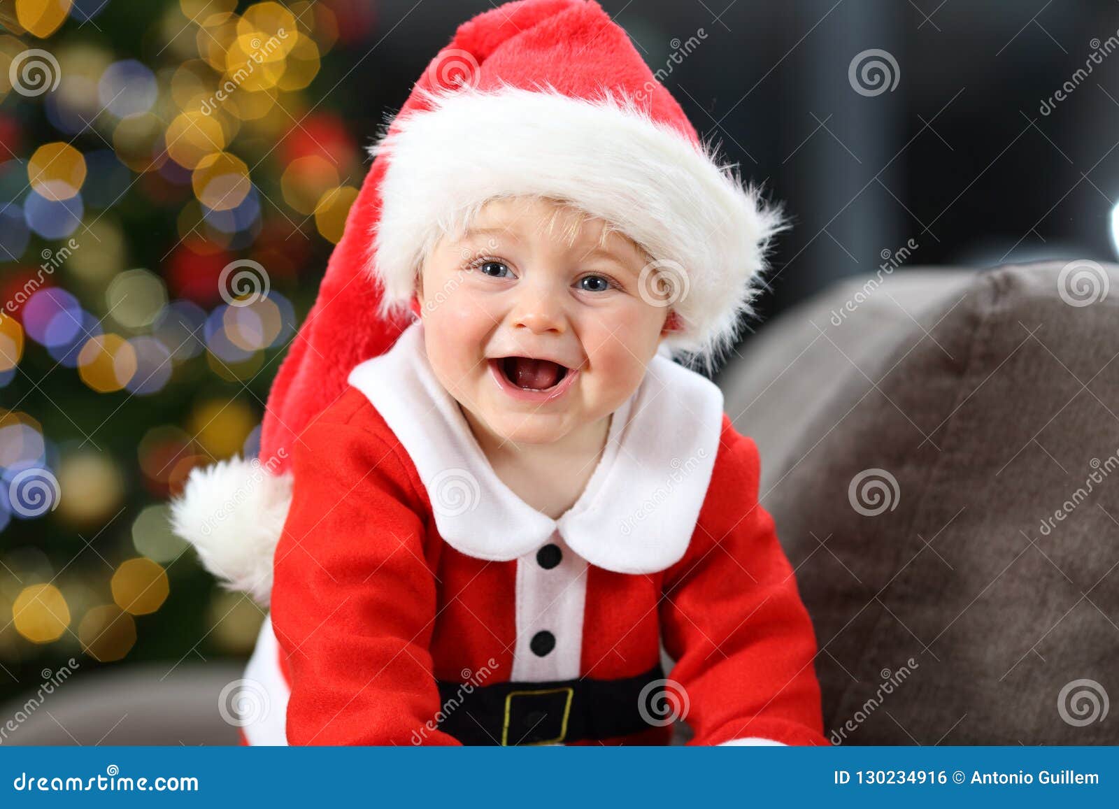 Bebe Joyeux Portant Le Deguisement De Santa Dans Noel Photo Stock Image Du Vacances Assez Bebe Joyeux Portant Le Deguisement De Santa Dans Noel Photo Stock Image Du Vacances Assez