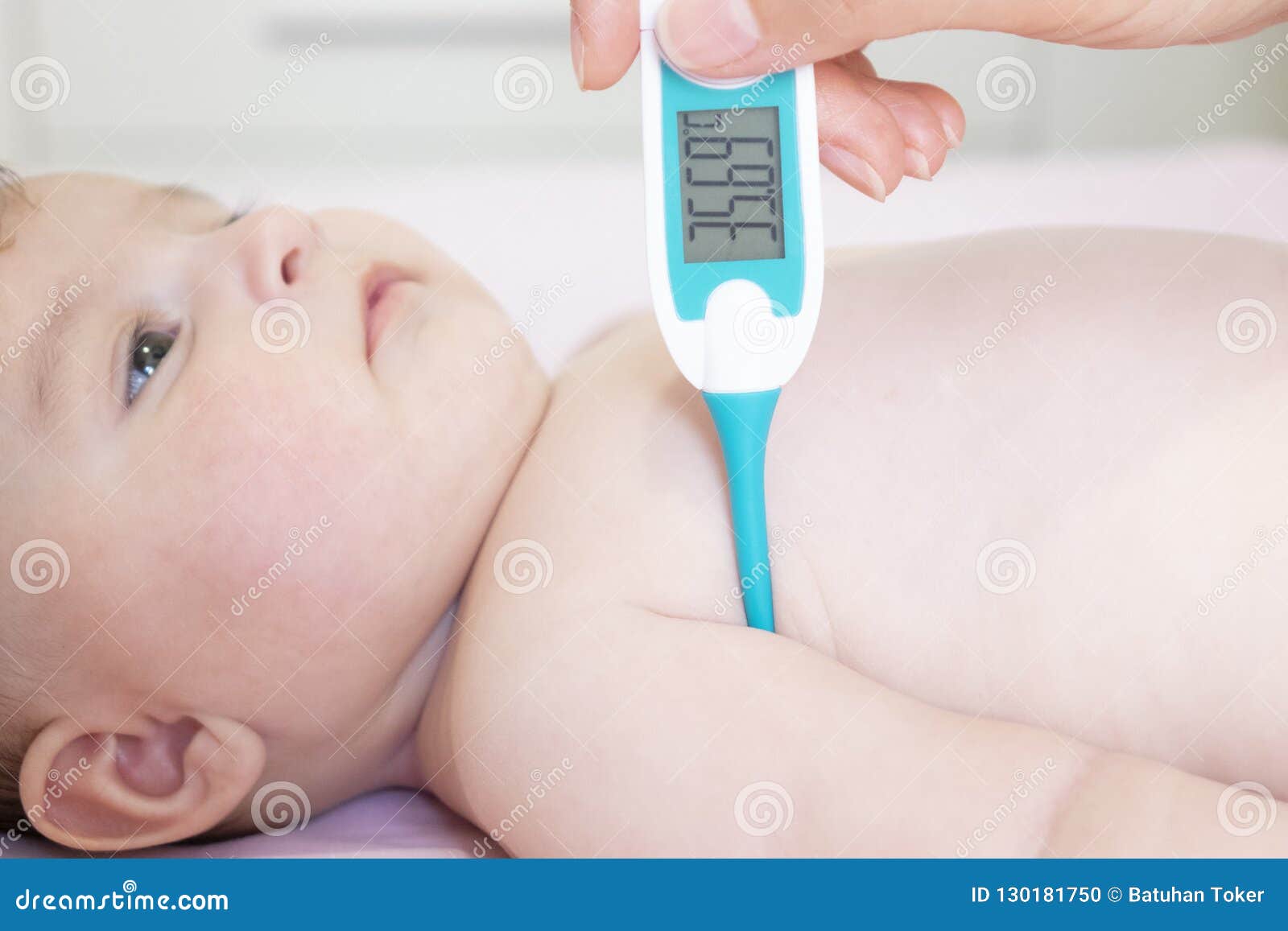 Bebe Malade Avec Mesurer Le Thermometre Electrique Defectuosite De Fievre D Enfant Photo Stock Image Du Sante Malade Bebe Malade Avec Mesurer Le Thermometre Electrique Defectuosite De Fievre D Enfant Photo Stock Image Du Sante Malade
