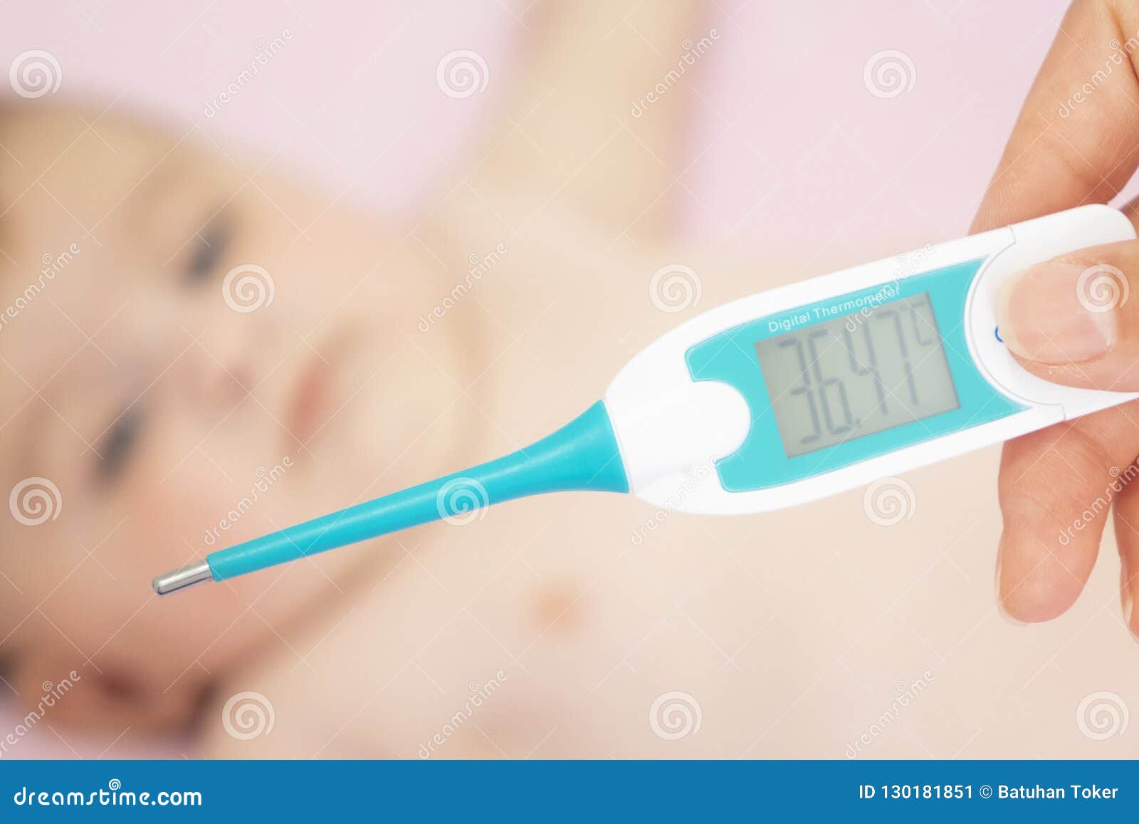 Bebe Malade Avec Mesurer Le Thermometre Electrique Defectuosite De Fievre D Enfant Image Stock Image Du Mauvais Noir Bebe Malade Avec Mesurer Le Thermometre Electrique Defectuosite De Fievre D Enfant Image Stock Image Du Mauvais Noir