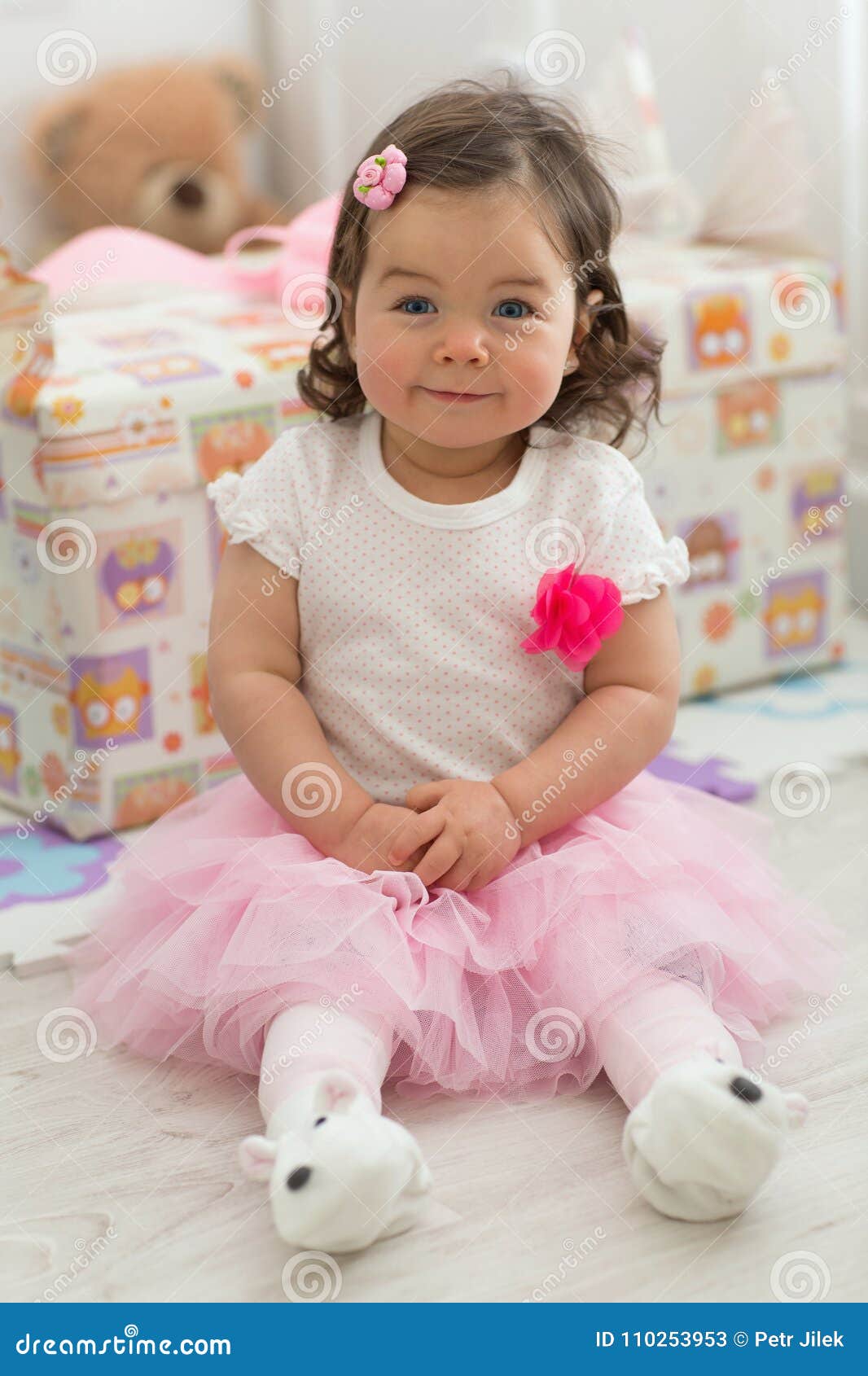 Bebe Mignon 1 An Image Stock Image Du Gateau Colore