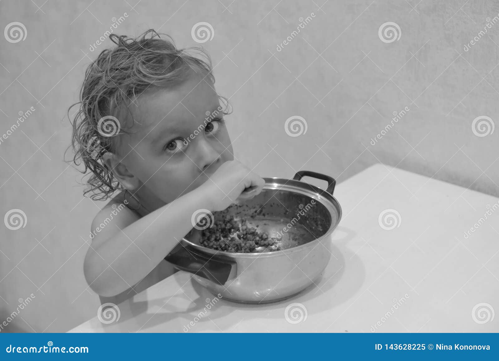Bebe Mignon 4 Annees Seul Se Reposant Et Mangeant Dans La Cuisine Verticale D Un Garcon Blond L Enfant Sourit Et Mange Bon Appeti Image Stock Image Du Dans Mignon Bebe Mignon 4 Annees Seul Se Reposant Et Mangeant Dans La Cuisine Verticale D Un Garcon Blond L Enfant Sourit Et Mange Bon Appeti Image Stock Image Du Dans Mignon