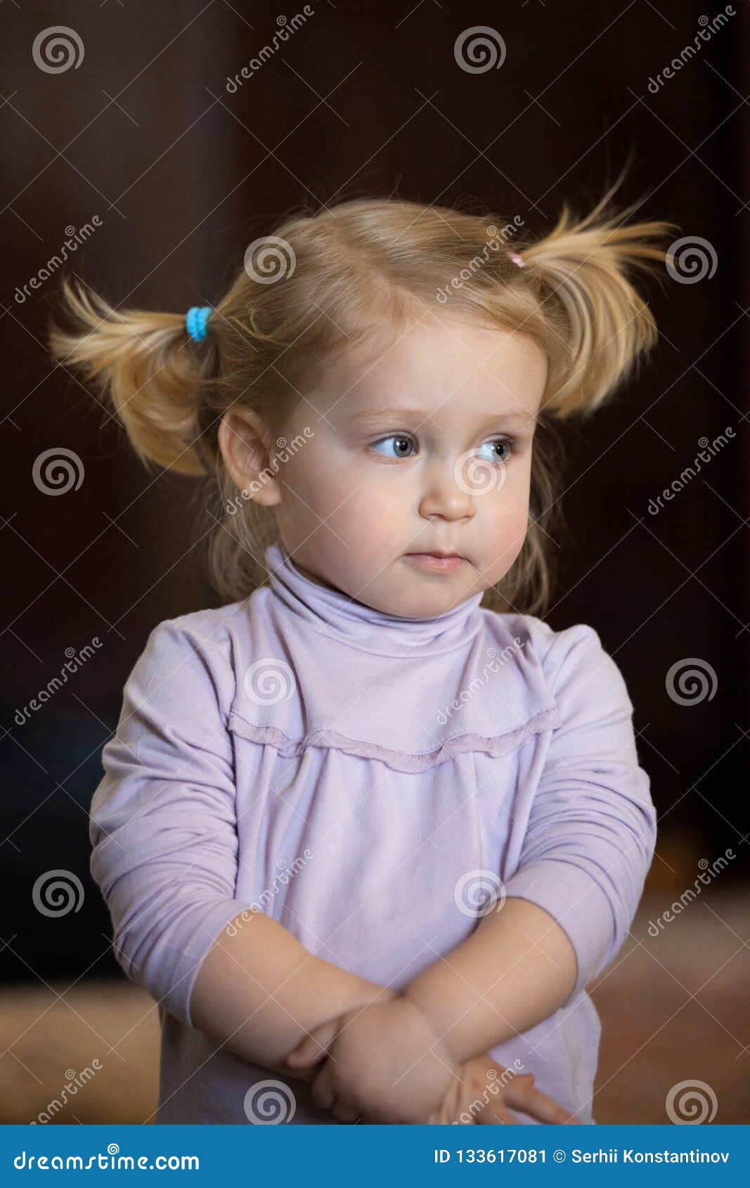 Bebe Mignon Avec Des Regards Droles De Coupe De Cheveux A La Maman Image Stock Image Du Gosse Main Bebe Mignon Avec Des Regards Droles De Coupe De Cheveux A La Maman Image Stock Image Du Gosse Main