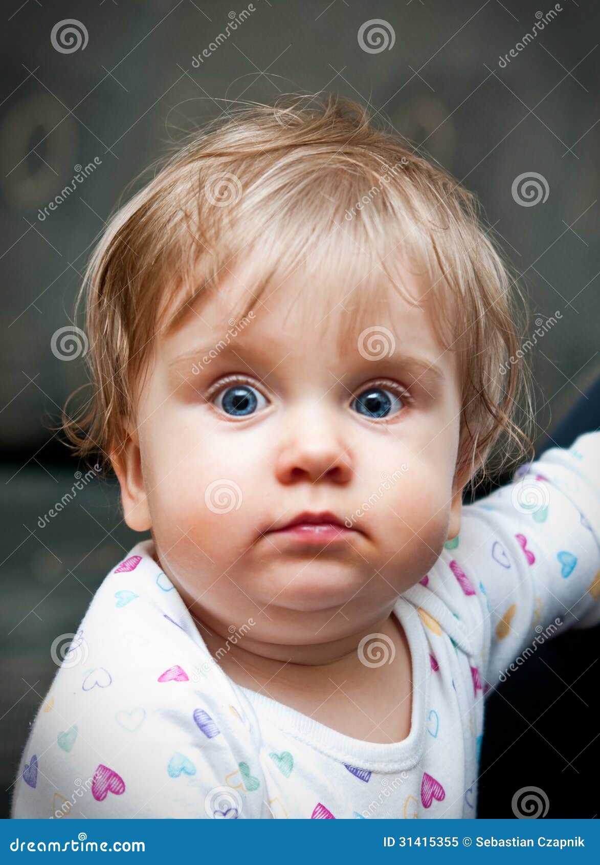 Bebe Mignon Avec Des Yeux Bleus Image Stock Image Du Pres Regards