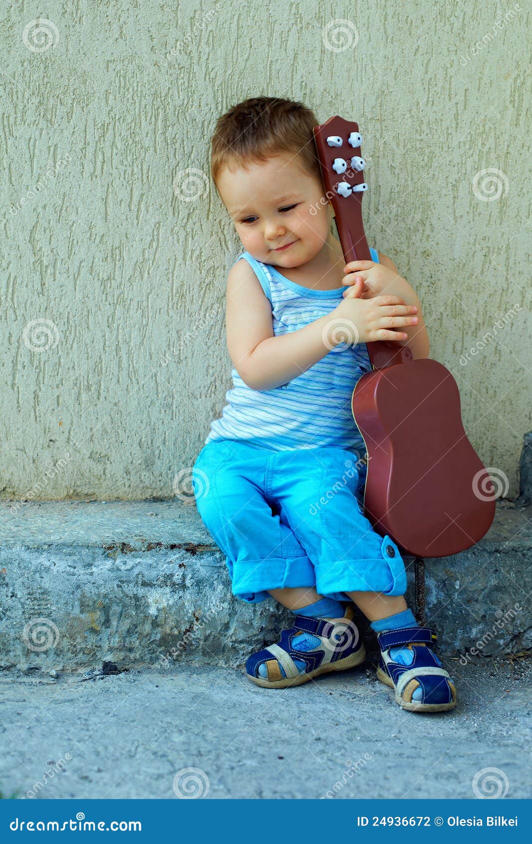 Bebe Mignon Avec La Guitare Se Reposant Contre Le Mur Photo Stock Image Du Apprendre Amour Bebe Mignon Avec La Guitare Se Reposant Contre Le Mur Photo Stock Image Du Apprendre Amour
