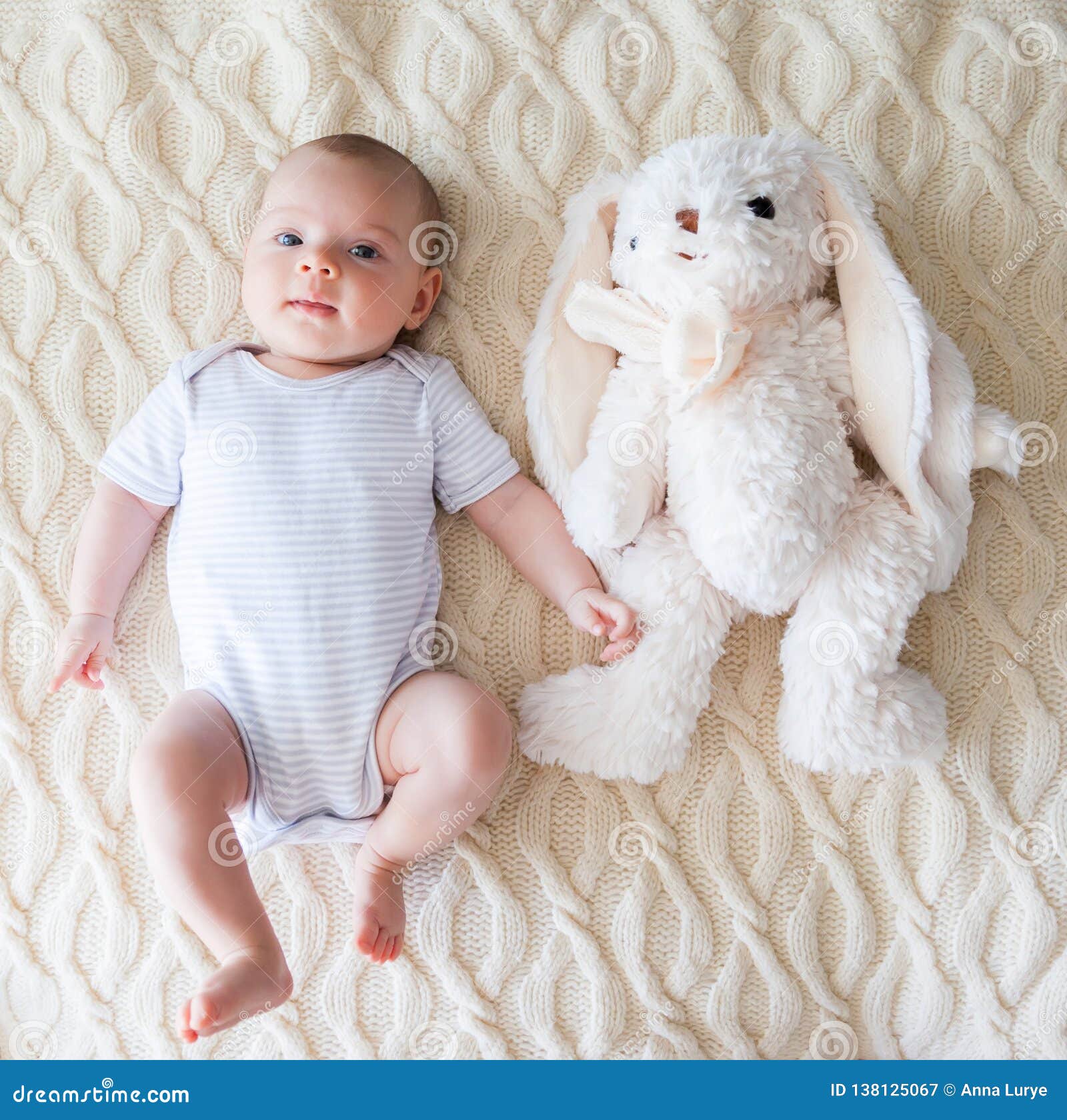 Bebe Mignon Avec Le Lapin Blanc Image Stock Image Du Enfant Cheri
