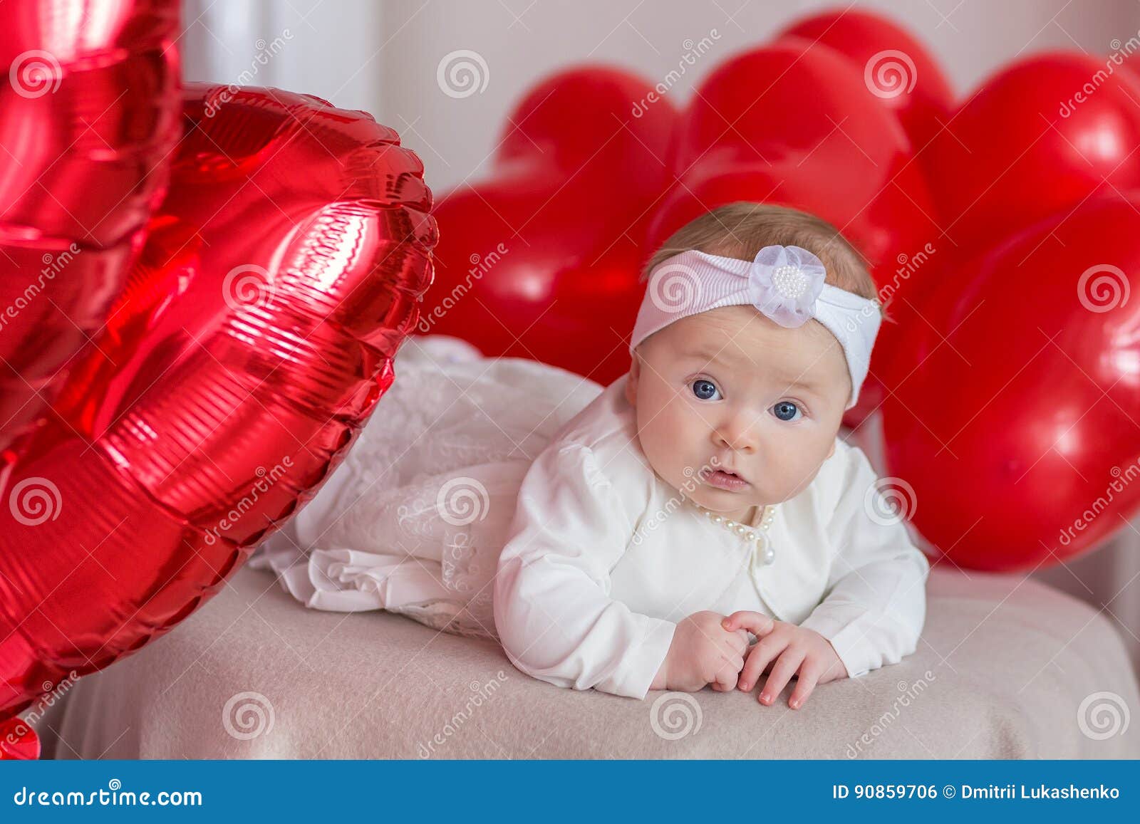 Bebe Mignon Celebrant Le Jour De Naissance Ensemble Pres Des Ballons Rouges Belle Scene De Bebe Sur Le Divan De Sofa Avec Des Pre Photo Stock Image Du Ballon Fete