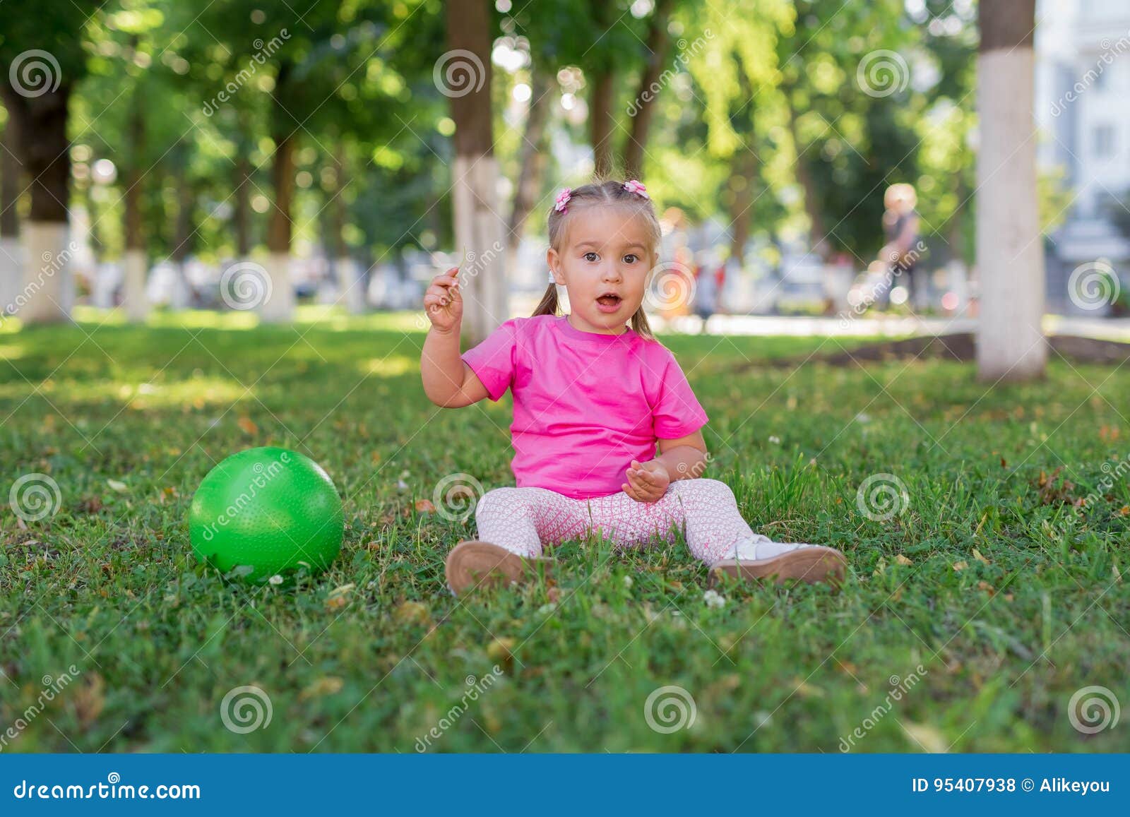 Bebe Mignon D Enfant S Asseyant Sur L Herbe En Parc Jouant Avec La Boule Verte Et Le Sourire Photo Stock Image Du Caucasien Herbe Bebe Mignon D Enfant S Asseyant Sur L Herbe En Parc Jouant Avec La Boule Verte Et Le Sourire Photo Stock Image Du Caucasien Herbe