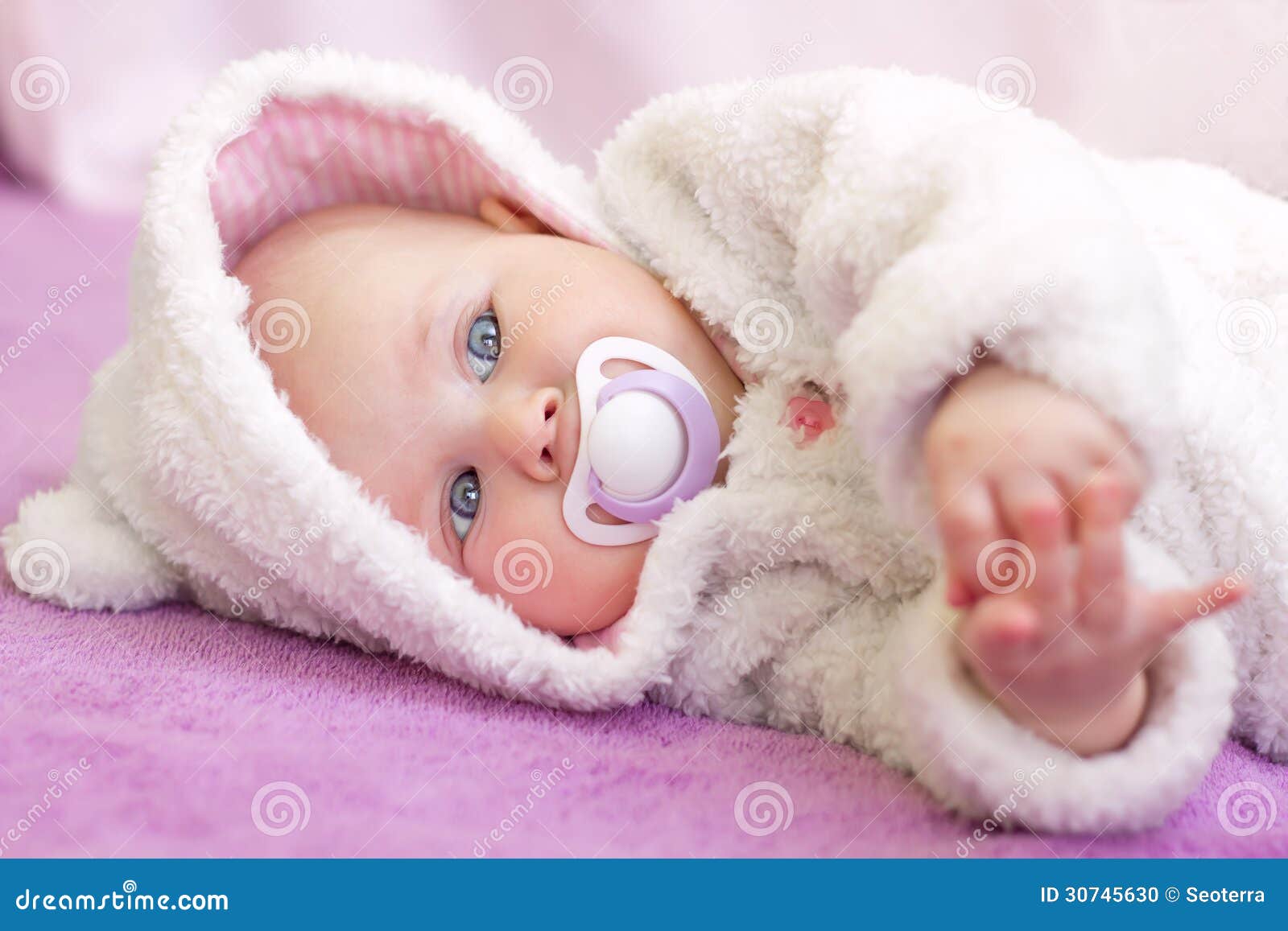 Bebe Mignon D Yeux Bleus Photo Stock Image Du Fete Beaute