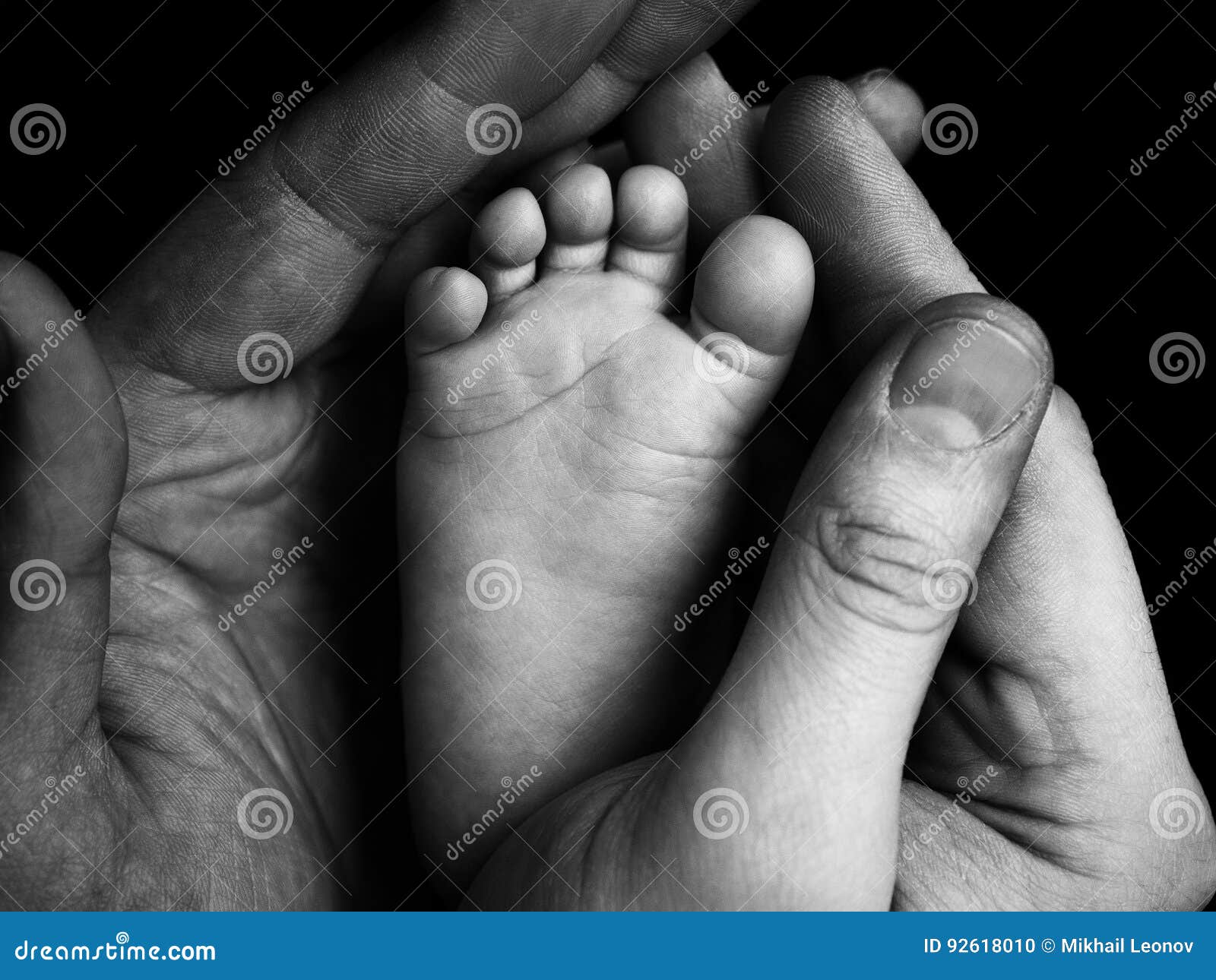 Bebe Mignon De Bebe D Enfant Peu De Pied Dans Les Mains De Pere Le Plan Rapproche Classique A Tire Au Sujet Des Valeurs Familiale Photo Stock Image Du Classique Doigts