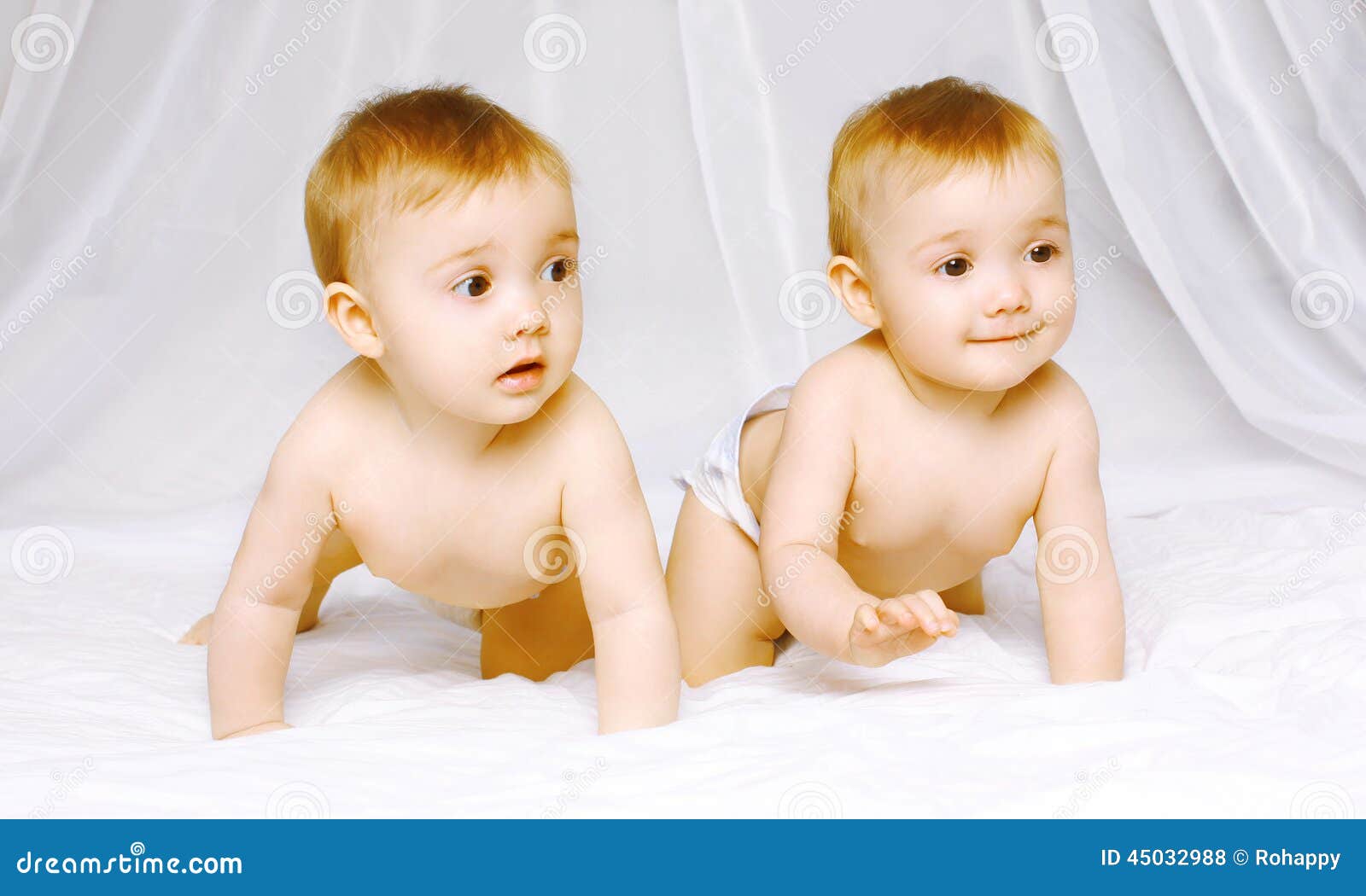 Bebe Mignon De Jumeaux Photo Stock Image Du Confort