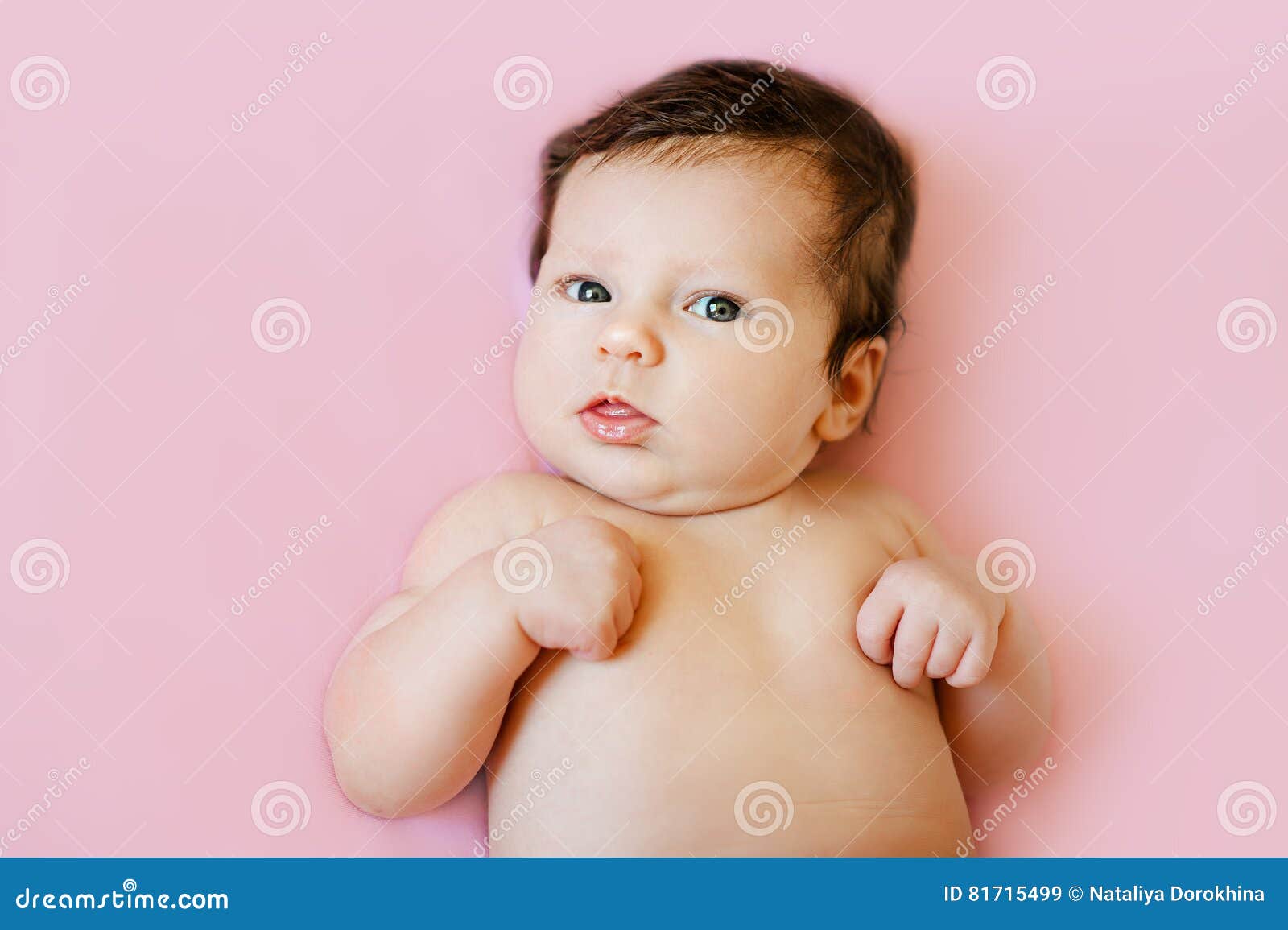 Bebe Mignon Et Curieux Age 2 Mois Vue Superieure De Peu Se Situant Dans Le Lit Regardant L Appareil Photo Image Stock Image Du Peau Fond
