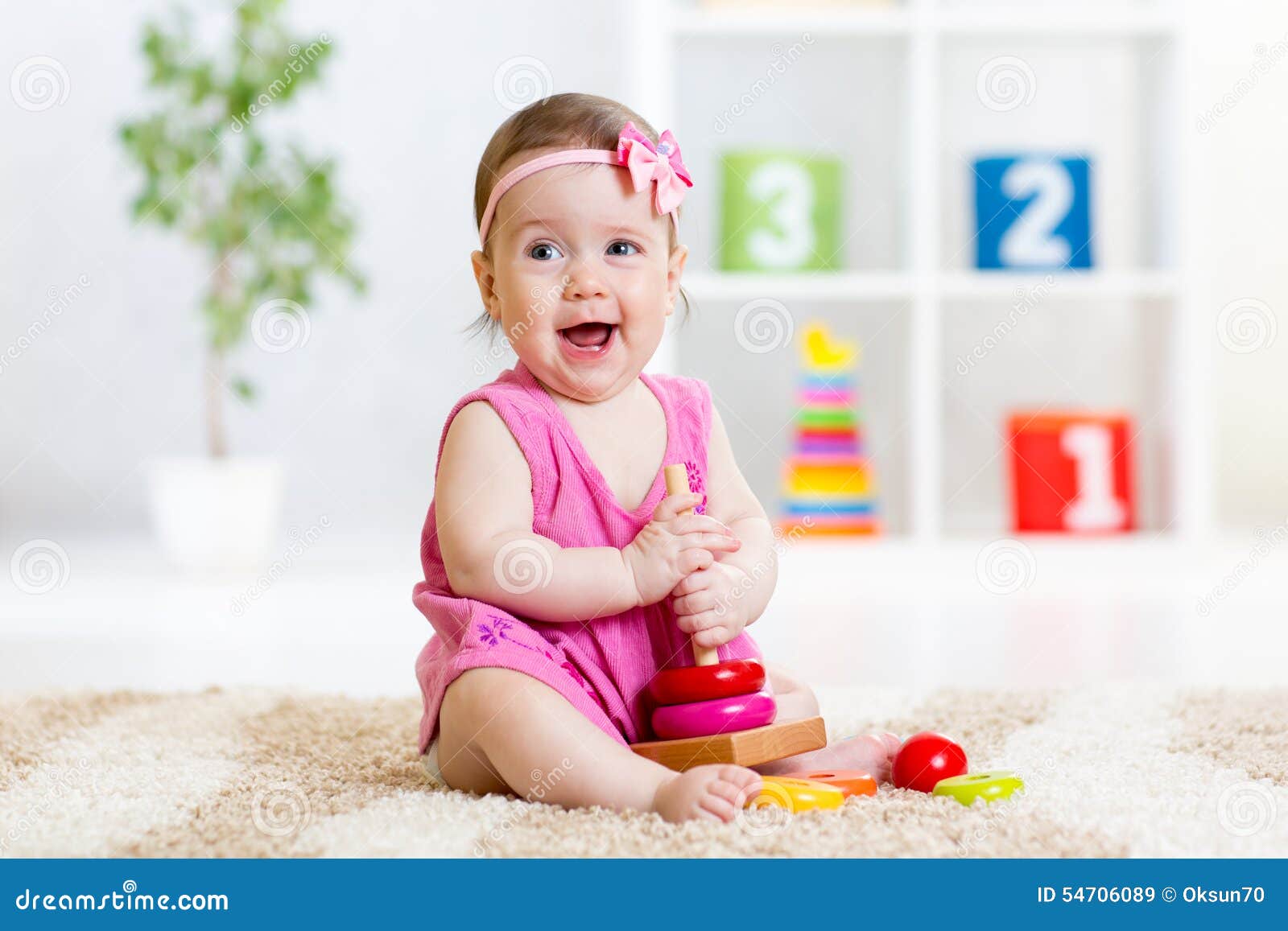 Bébé Jouant Avec Un Jouet Pyramide Mignon Petit Garçon Joue Avec